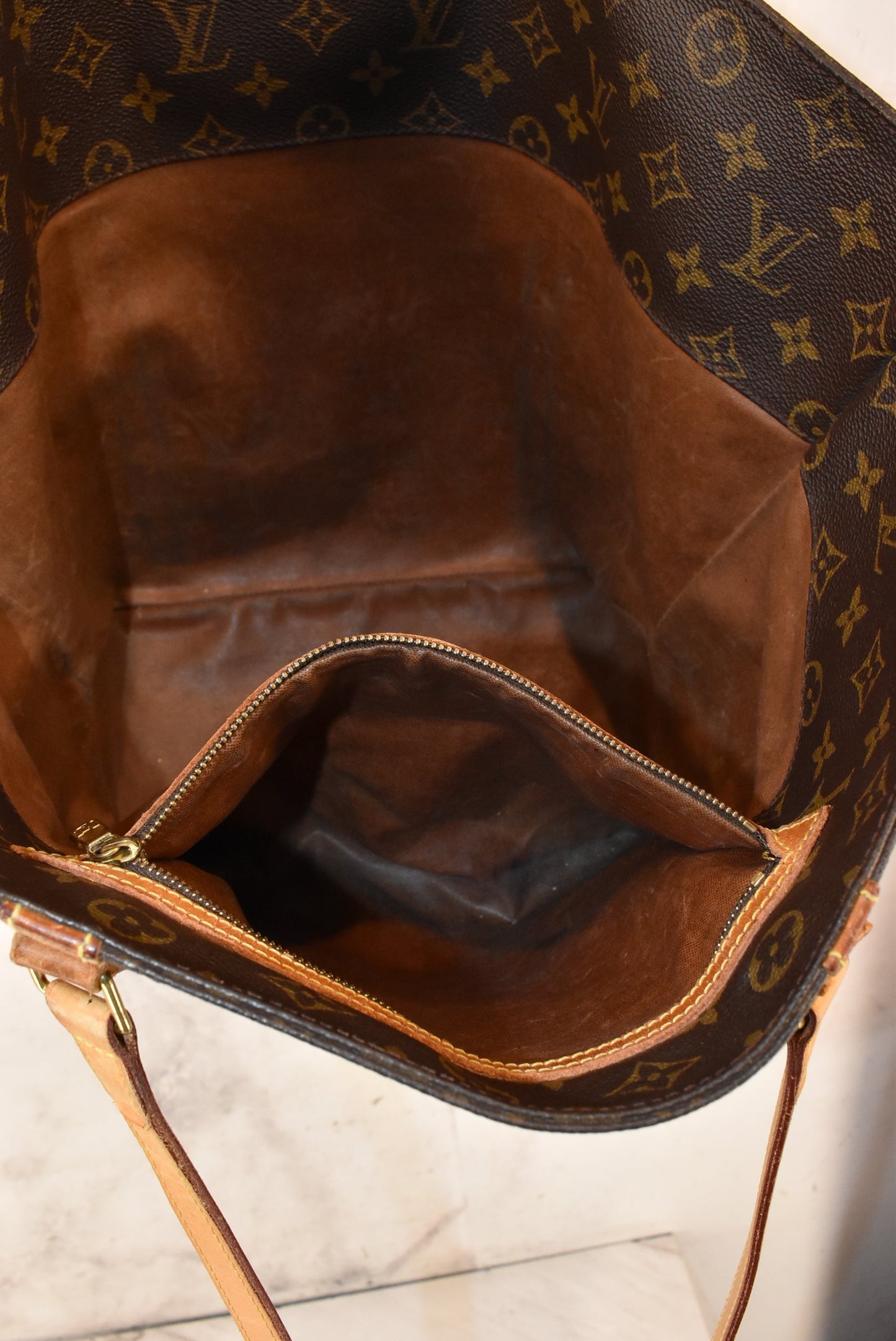 Handbag Designer By Louis Vuitton Size: Large