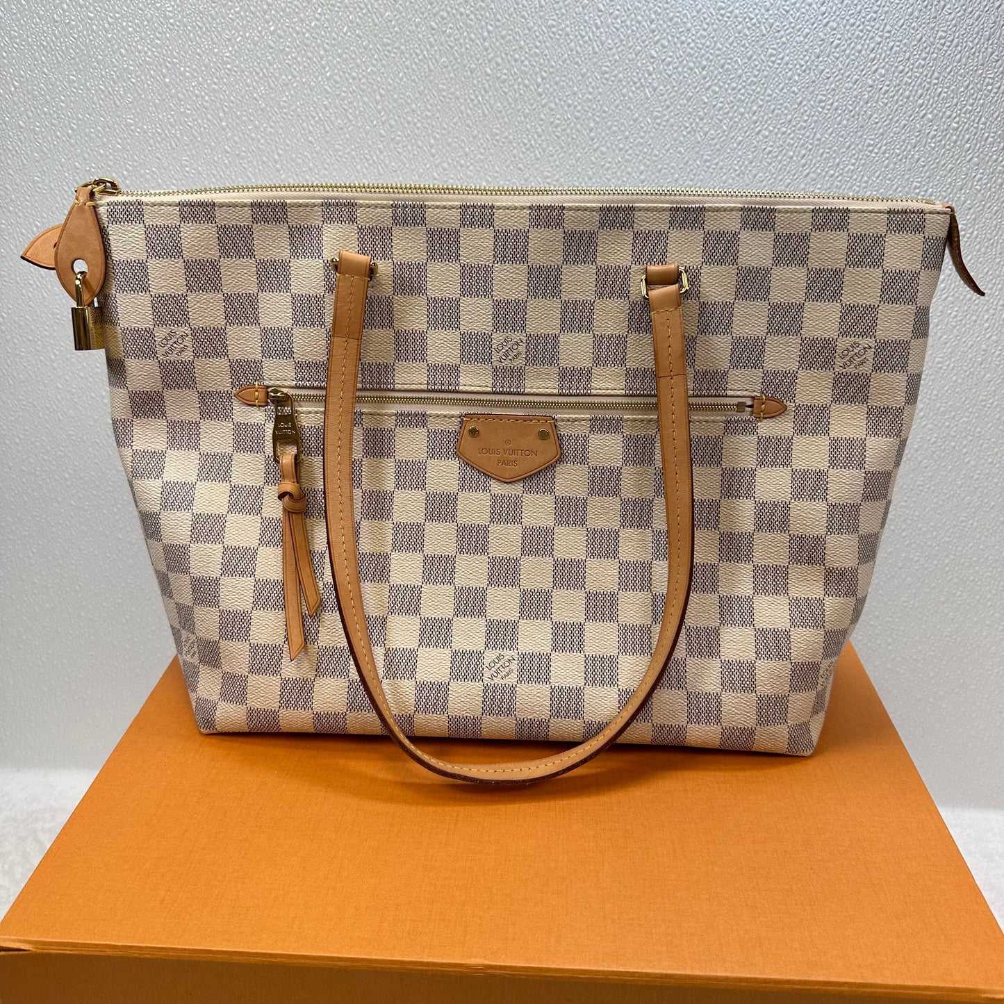 Handbag Designer By Louis Vuitton Size: Large