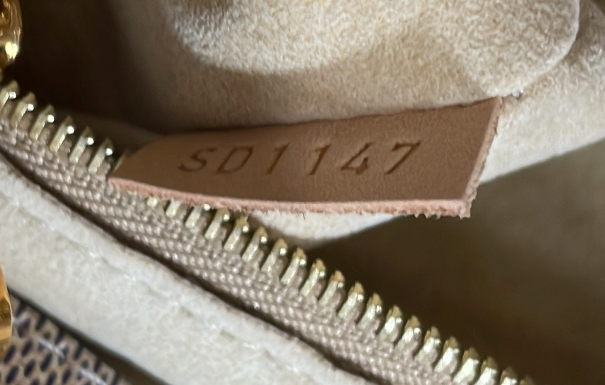 Louis Vuitton Artsy Handbag Damier MM