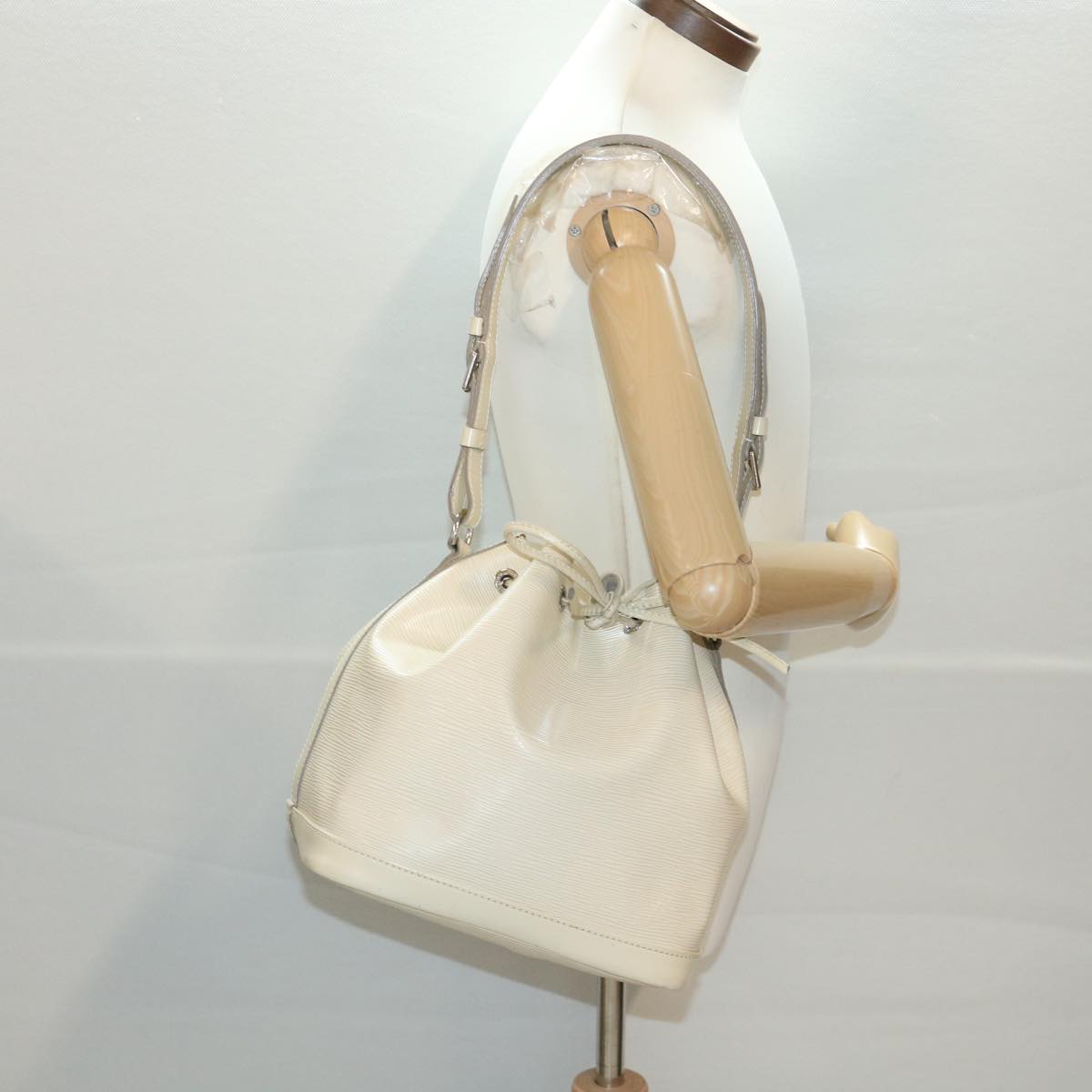 LOUIS VUITTON Epi Petit Noe Shoulder Bag White Yvoire M4084J LV 39066