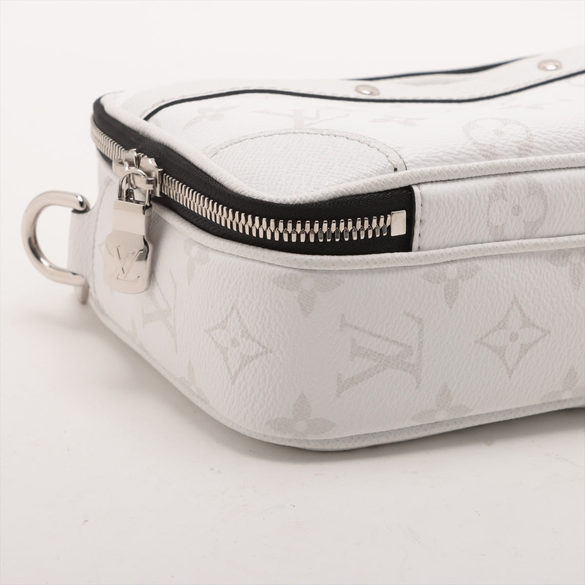 Louis Vuitton Outdoor Messenger PM M31069