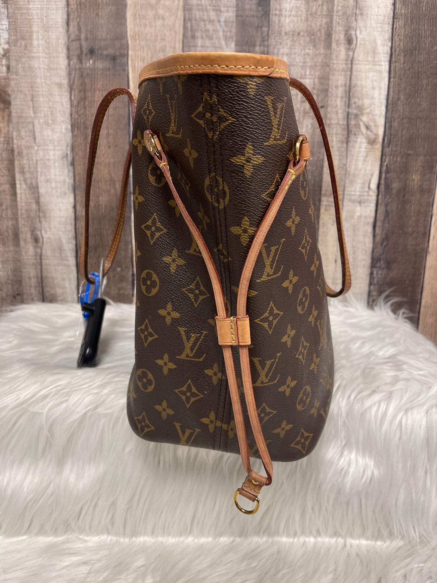 Handbag Luxury Designer By Louis Vuitton Size: Medium