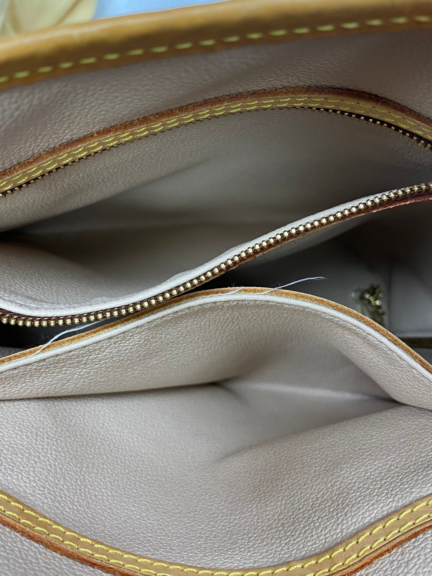 Handbag Luxury Designer By Louis Vuitton Size: Small
