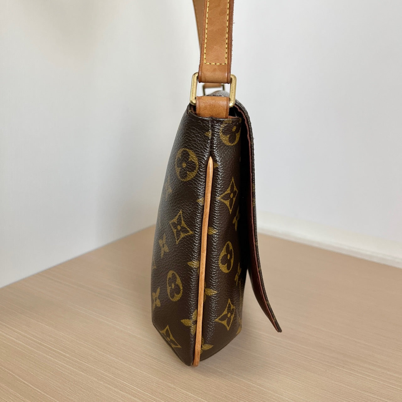 LOUIS VUITTON<br>Shoulder Bag