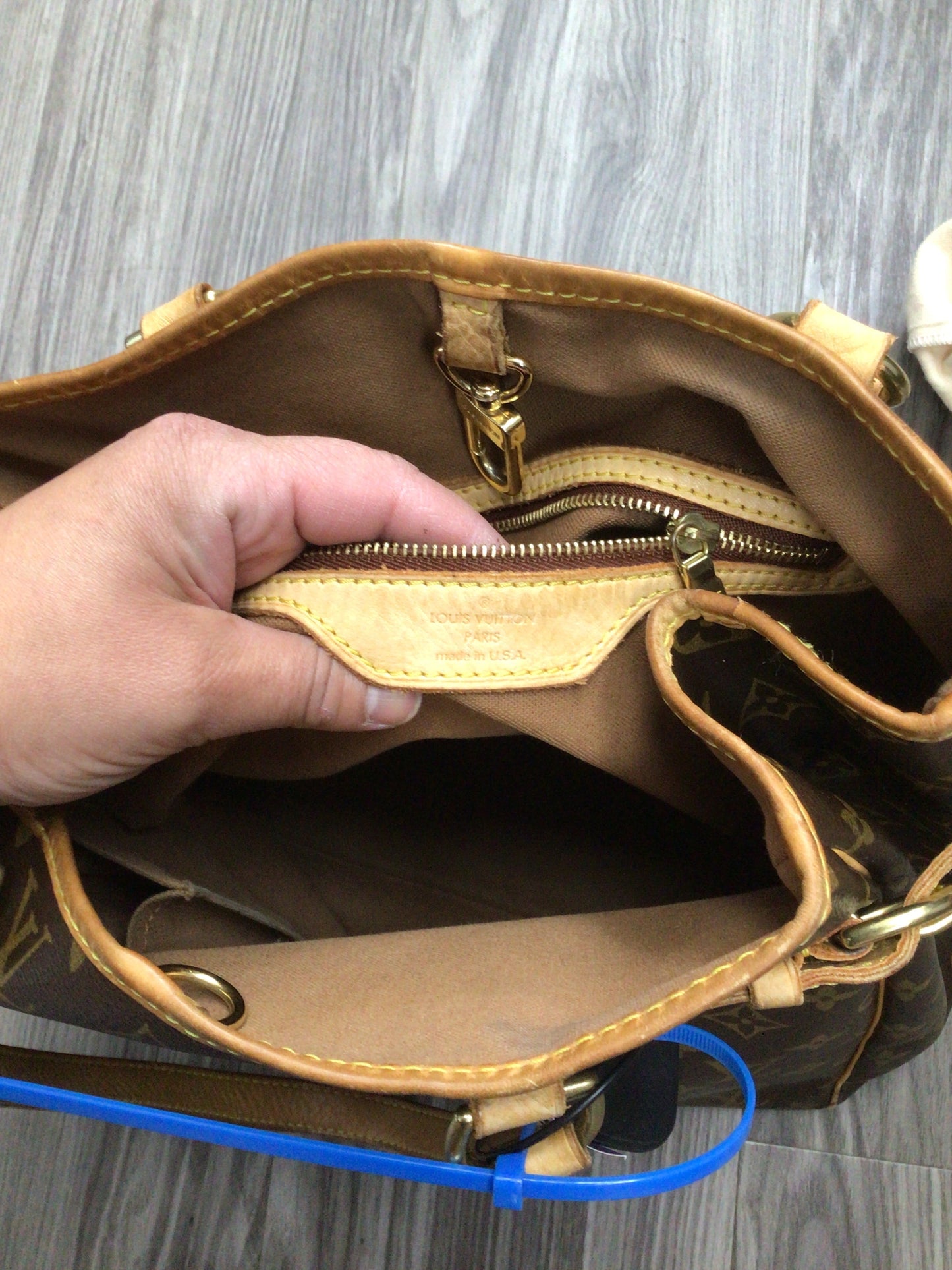 Handbag Luxury Designer By Louis Vuitton Size: Medium