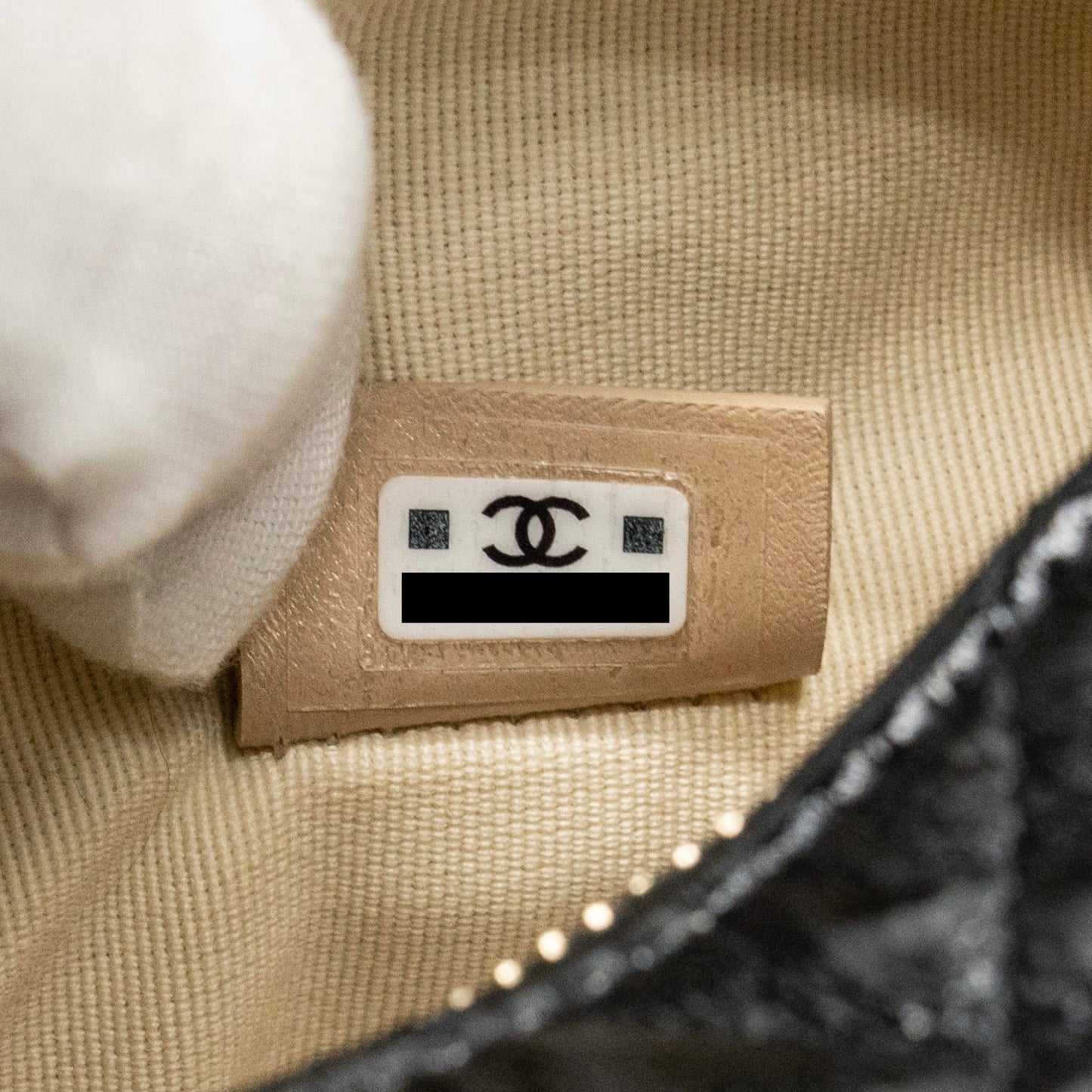 Chanel 21A Round Clutch with Detail Chain Calfskin Black (microchip)