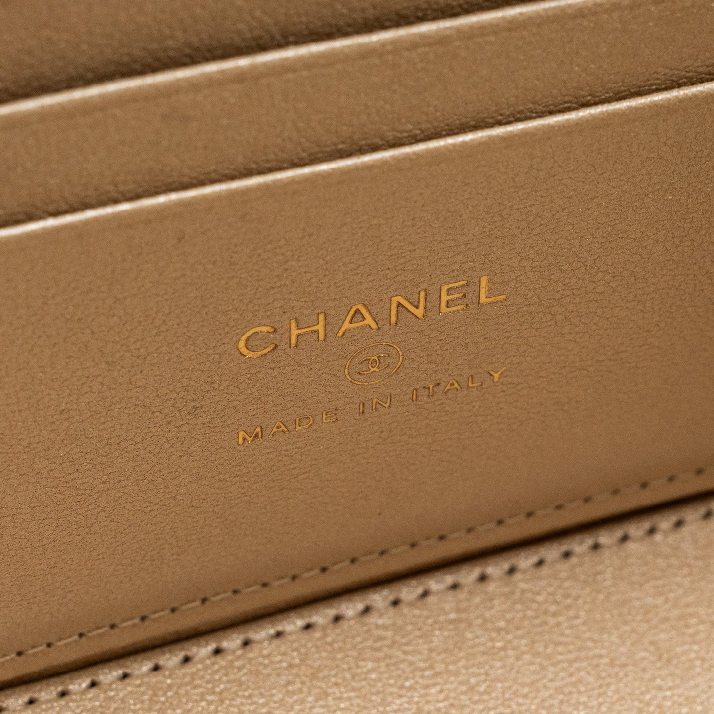 Chanel long vanity with lambskin white (Microchip)
