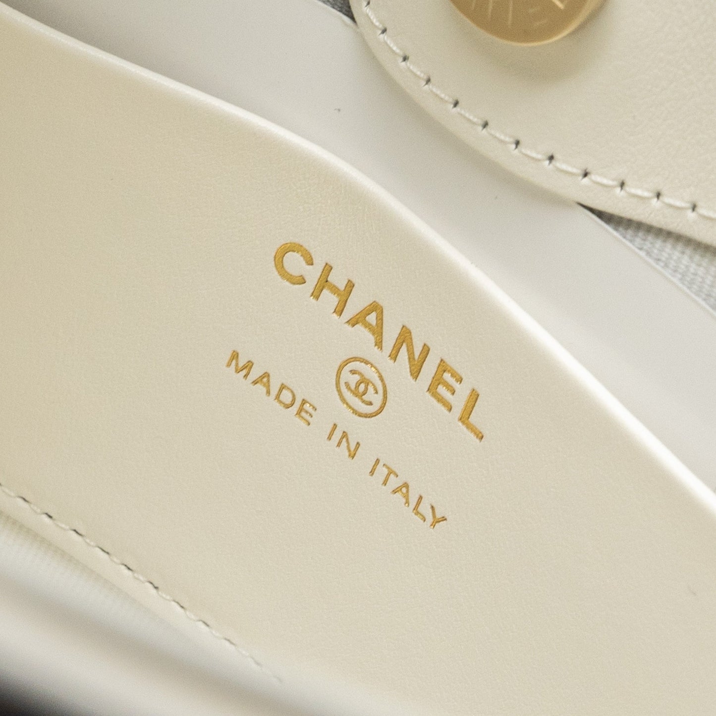 Chanel Mini 31 Clutch with Chain Shiny Calfskin White L (Microchip)