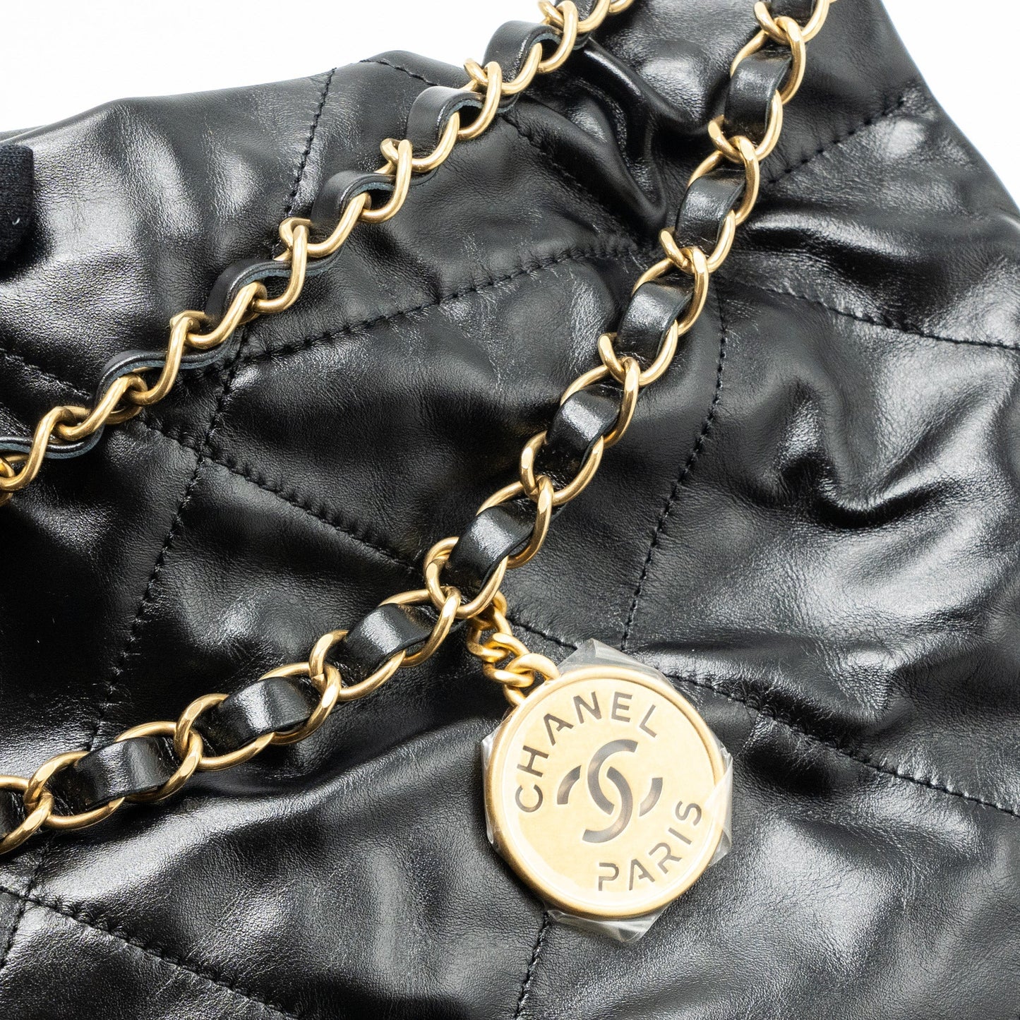 Chanel medium 22 bag shiny calfskin black (Microchip)