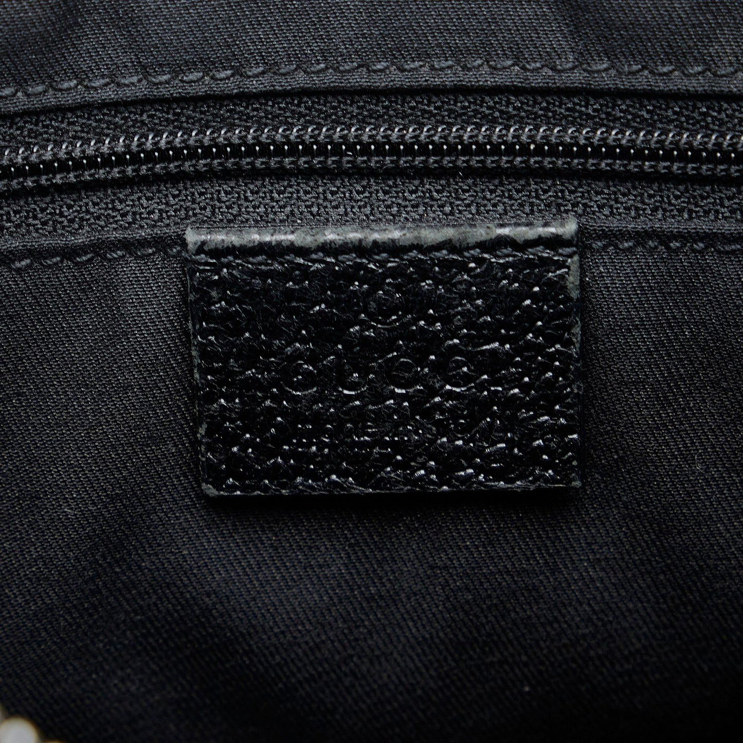 Gucci GG Canvas Shoulder Bag (SHG-txAOOc)