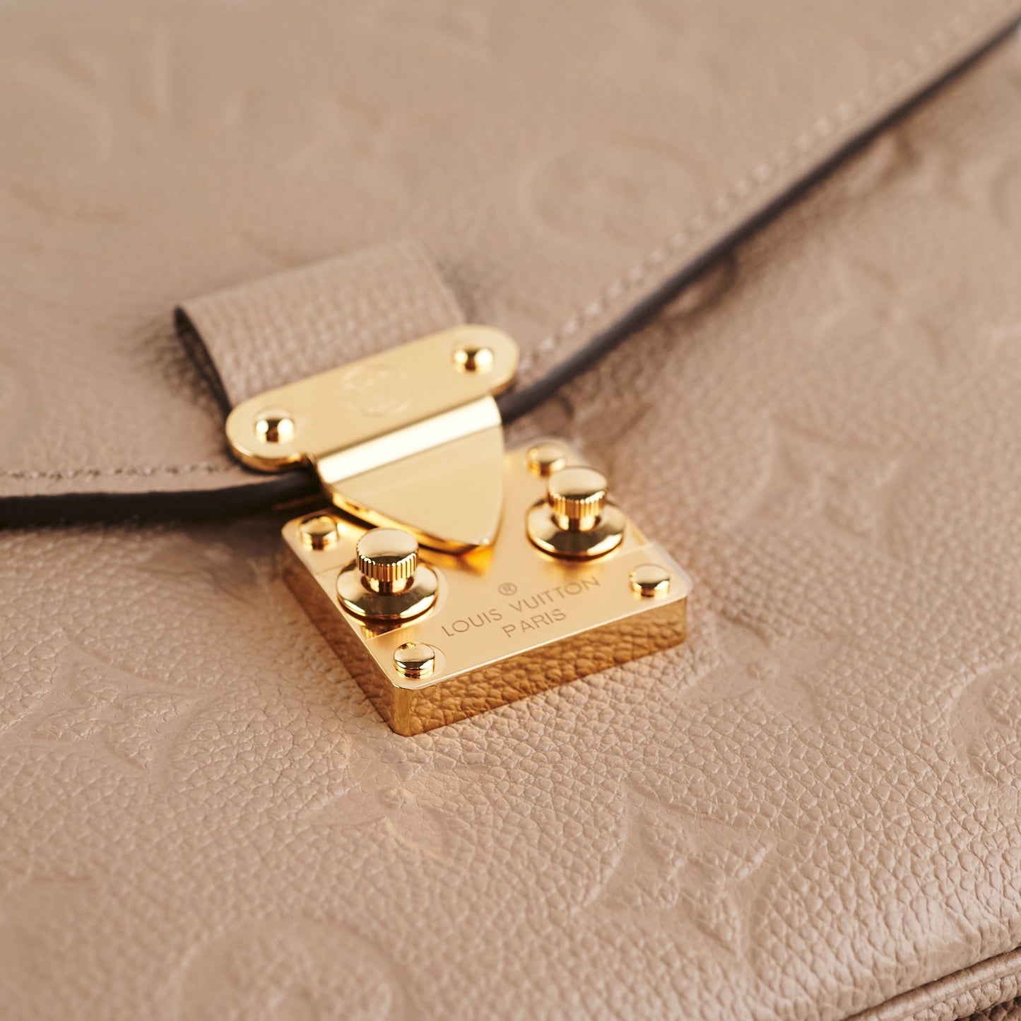 Louis Vuitton Pochette Metis Beige