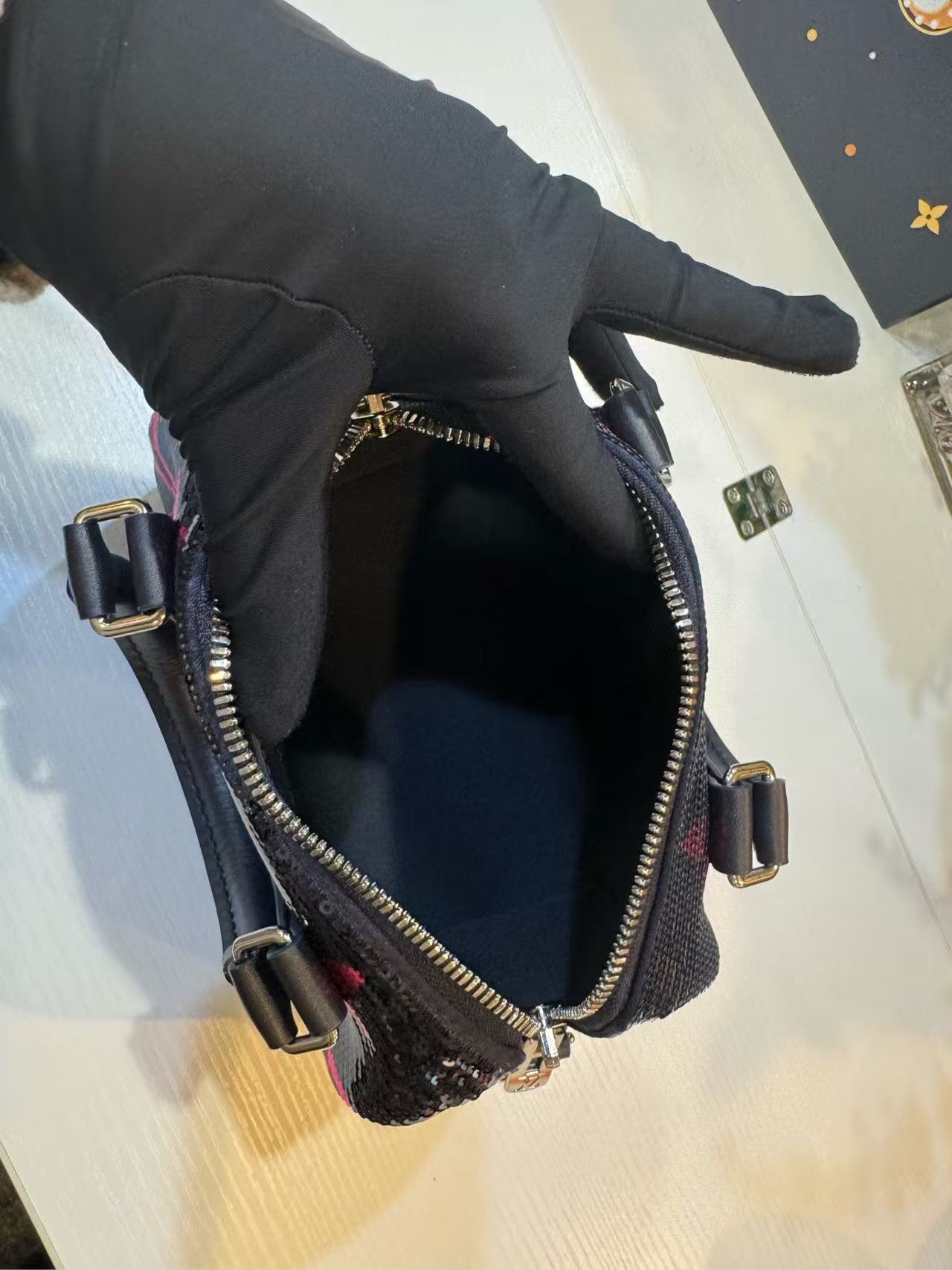 LOUIS VUITTON<br> Bandouliere 18