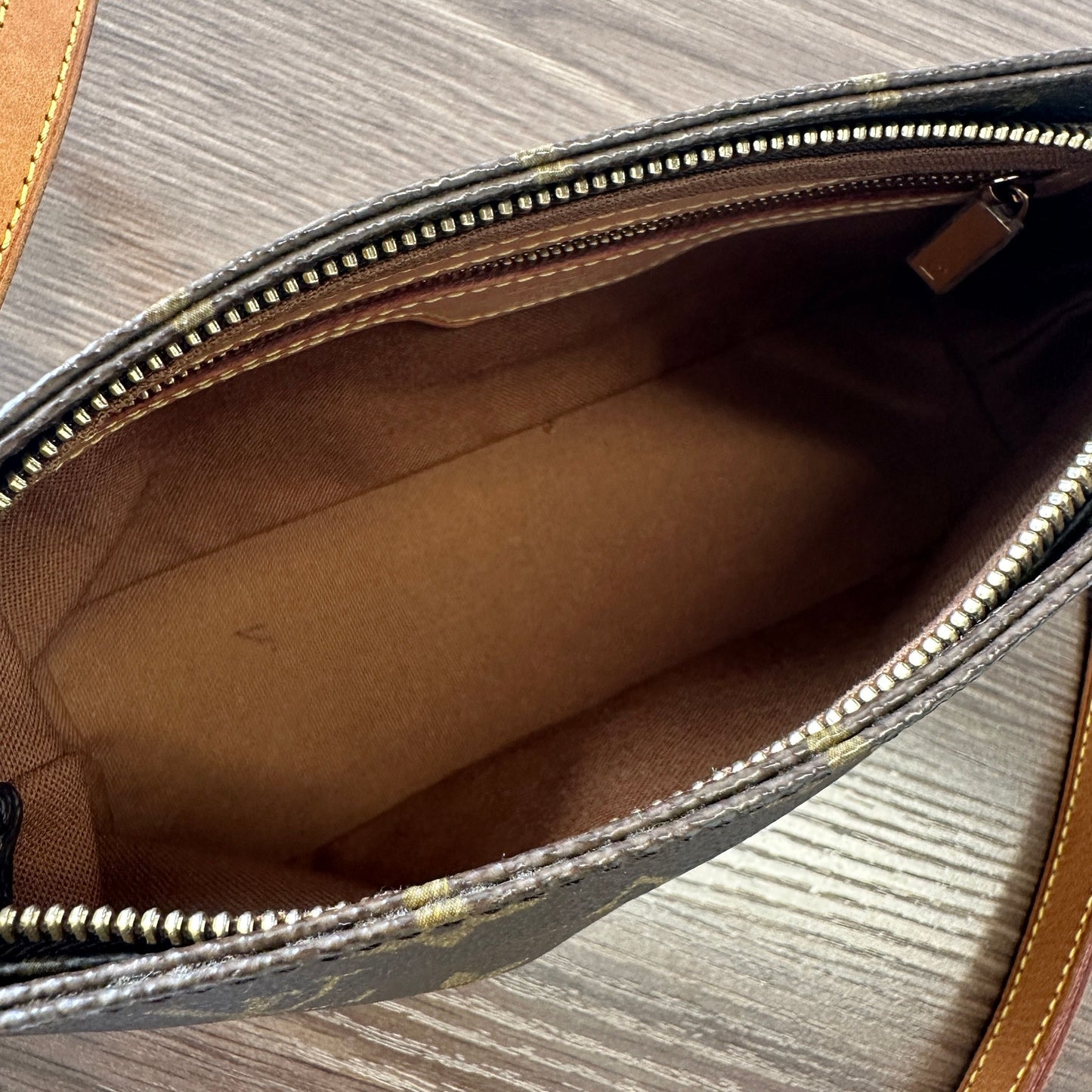Louis Vuitton Trotteur Shoulder Bag LB119323