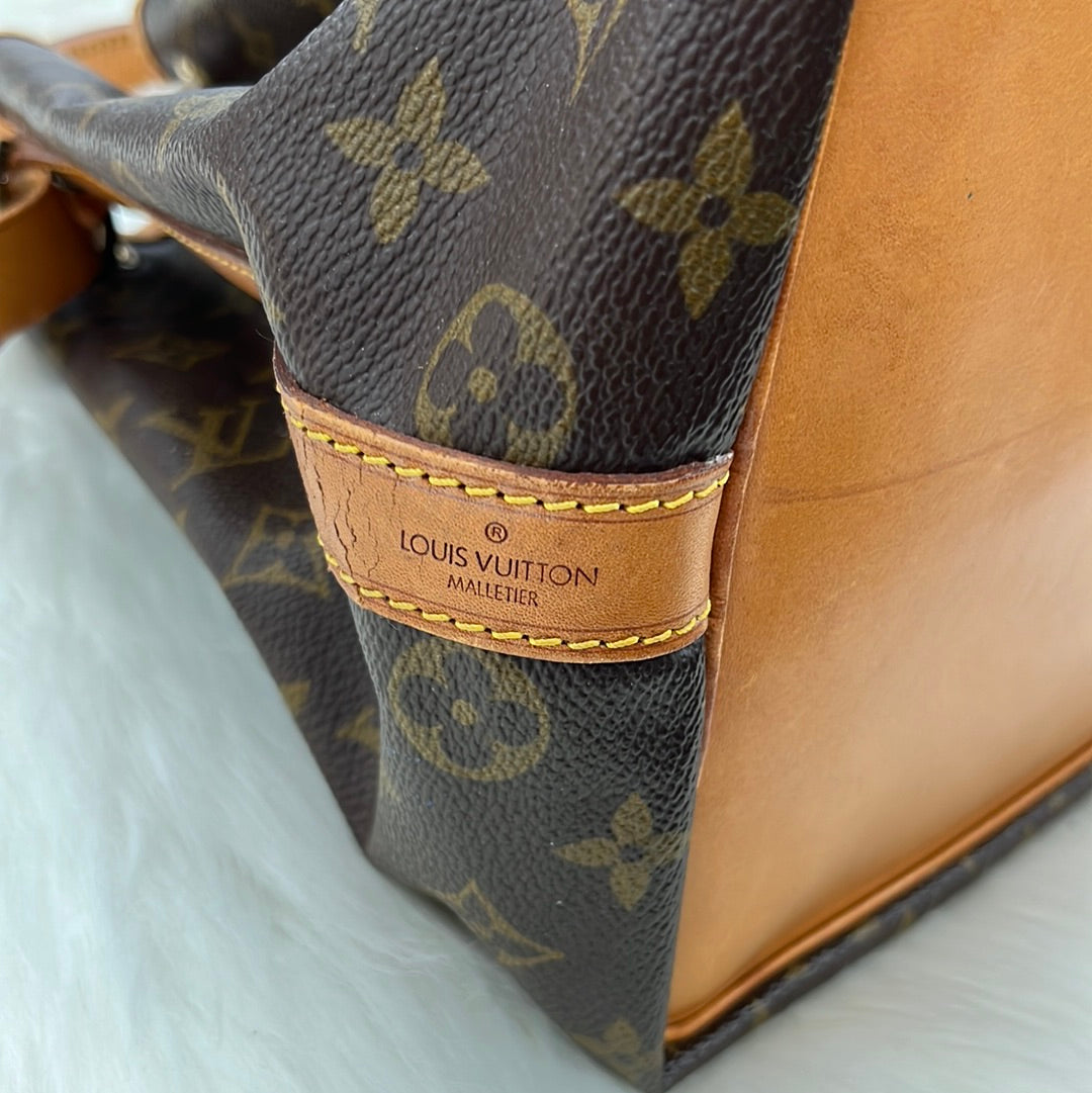 Handbag Luxury Designer By Louis Vuitton Size: Medium
