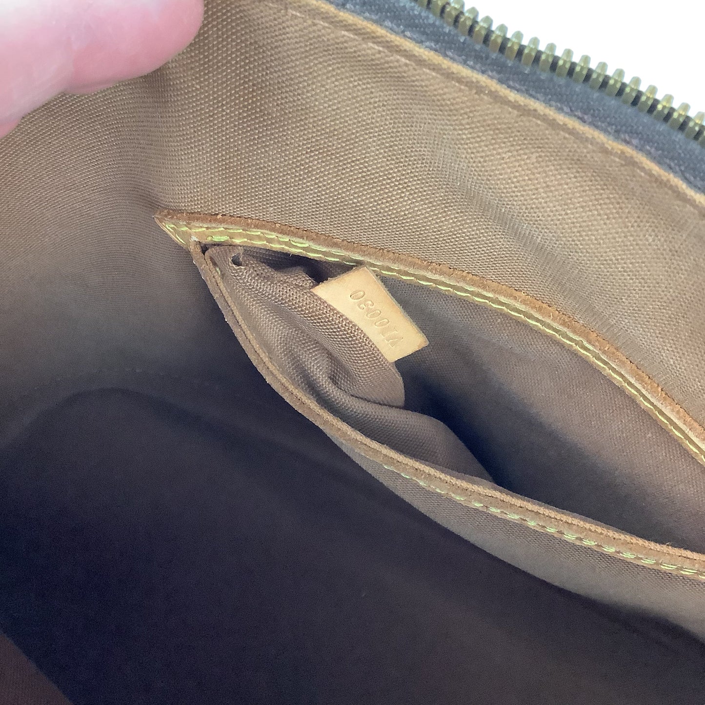 Handbag Luxury Designer By Louis Vuitton Size: Medium
