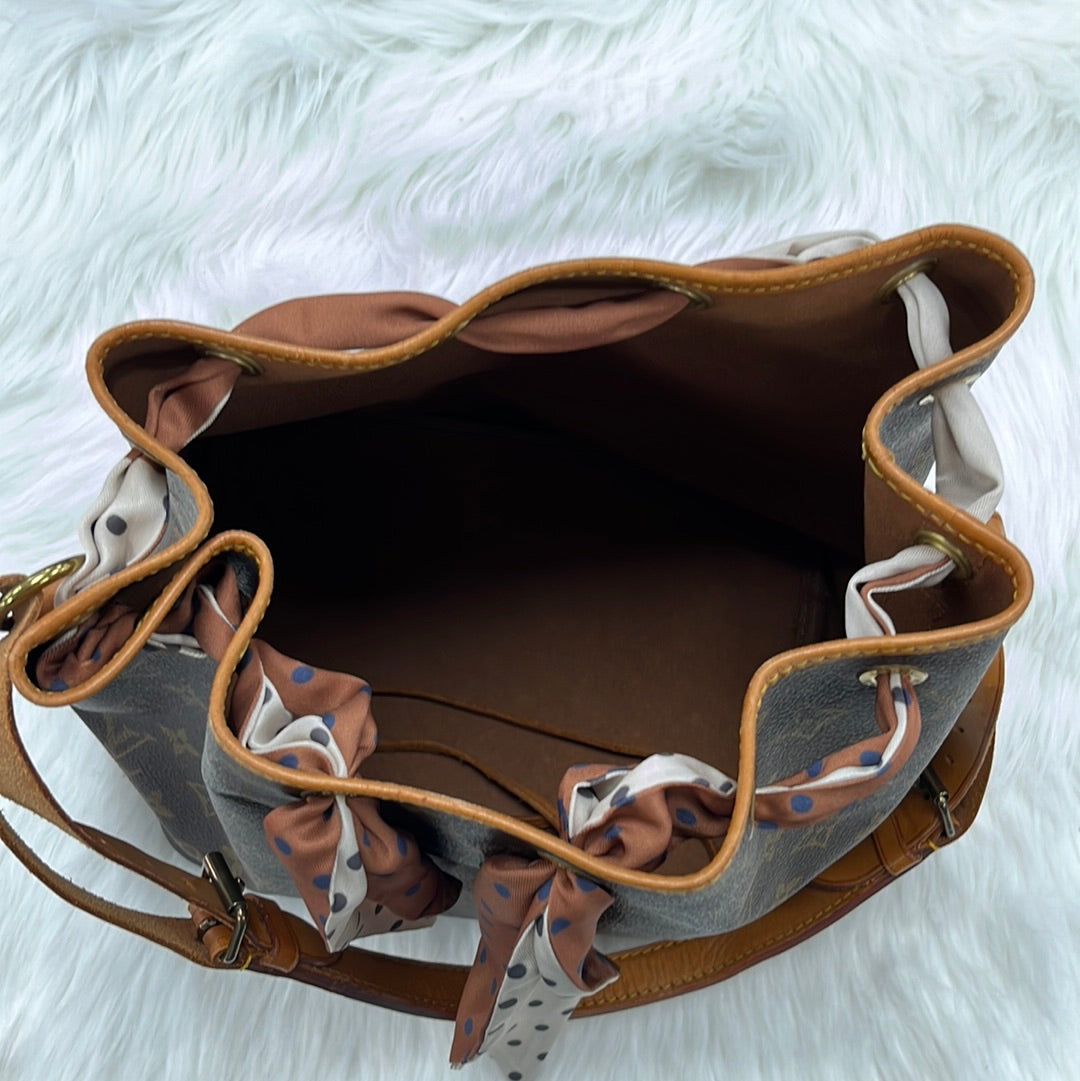 Handbag Luxury Designer By Louis Vuitton Size: Medium