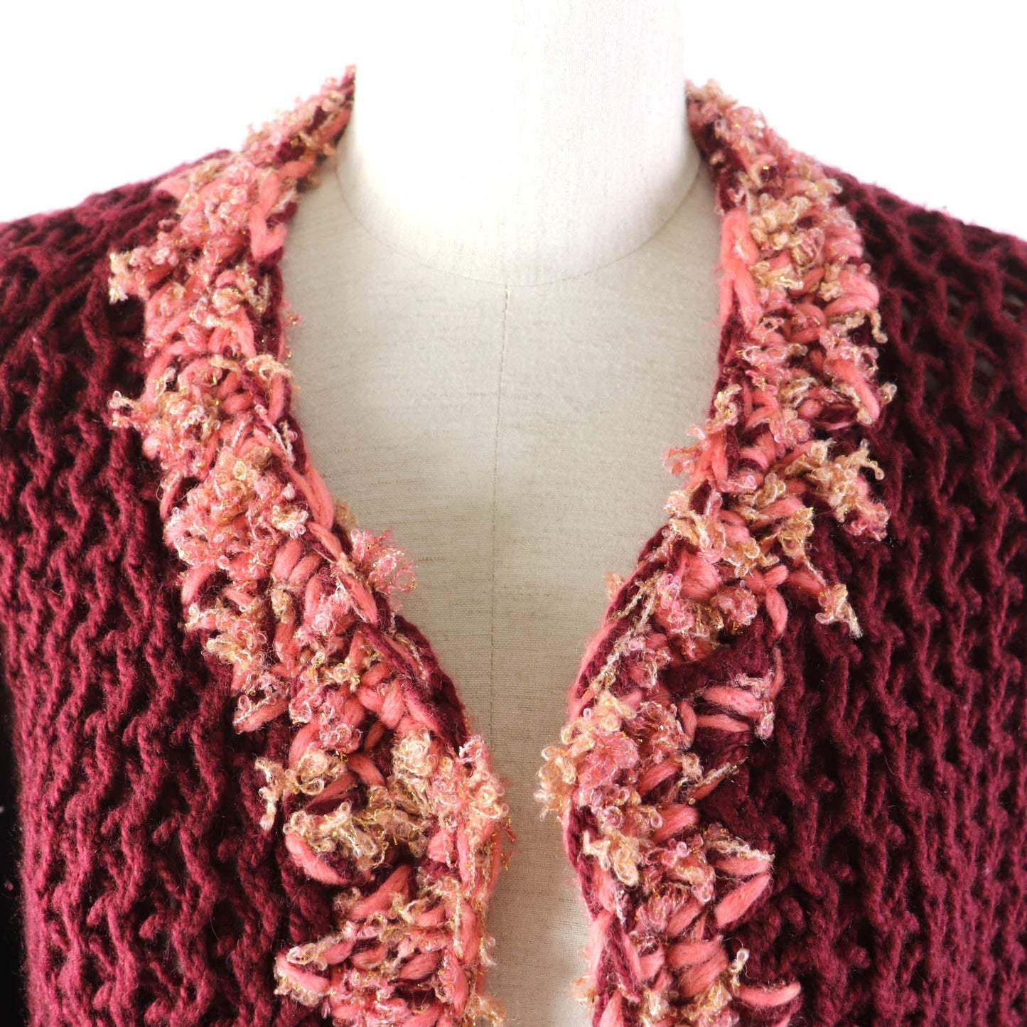 CHANEL cardigan P72932 Main: 100% cashmere, part: 43% wool, part: 25% cashmere, part: 10% polyamide (nylon), part: 6% silk, part: 13% lyocell, 3% polyester Bordeaux Women 34/36