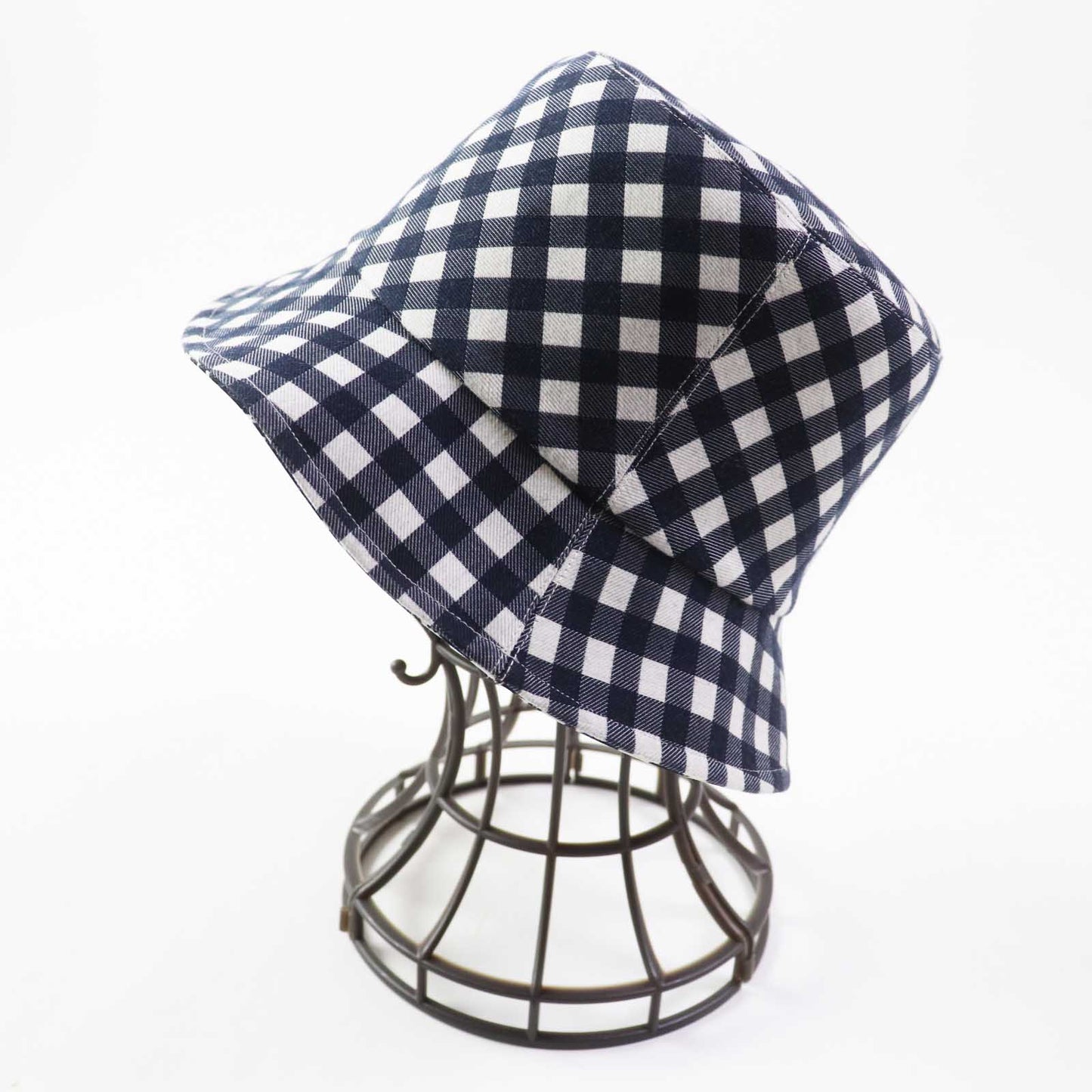Christian Dior hat 22VIC923I130 Main: 49% polyester, Main: 46% cotton, Main: 5% polyurethane, Lining: 49% polyester, Lining: 46% cotton, : 5% polyurethane Navy white D-LITTLE VICHY REVERSIBLE Women 57