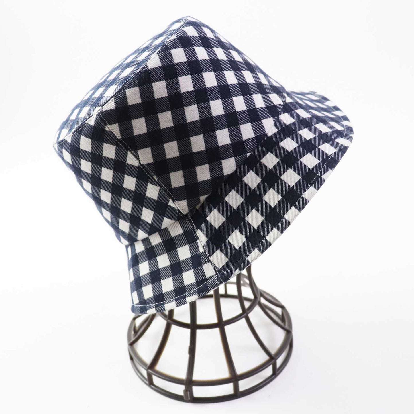 Christian Dior hat 22VIC923I130 Main: 49% polyester, Main: 46% cotton, Main: 5% polyurethane, Lining: 49% polyester, Lining: 46% cotton, : 5% polyurethane Navy white D-LITTLE VICHY REVERSIBLE Women 57