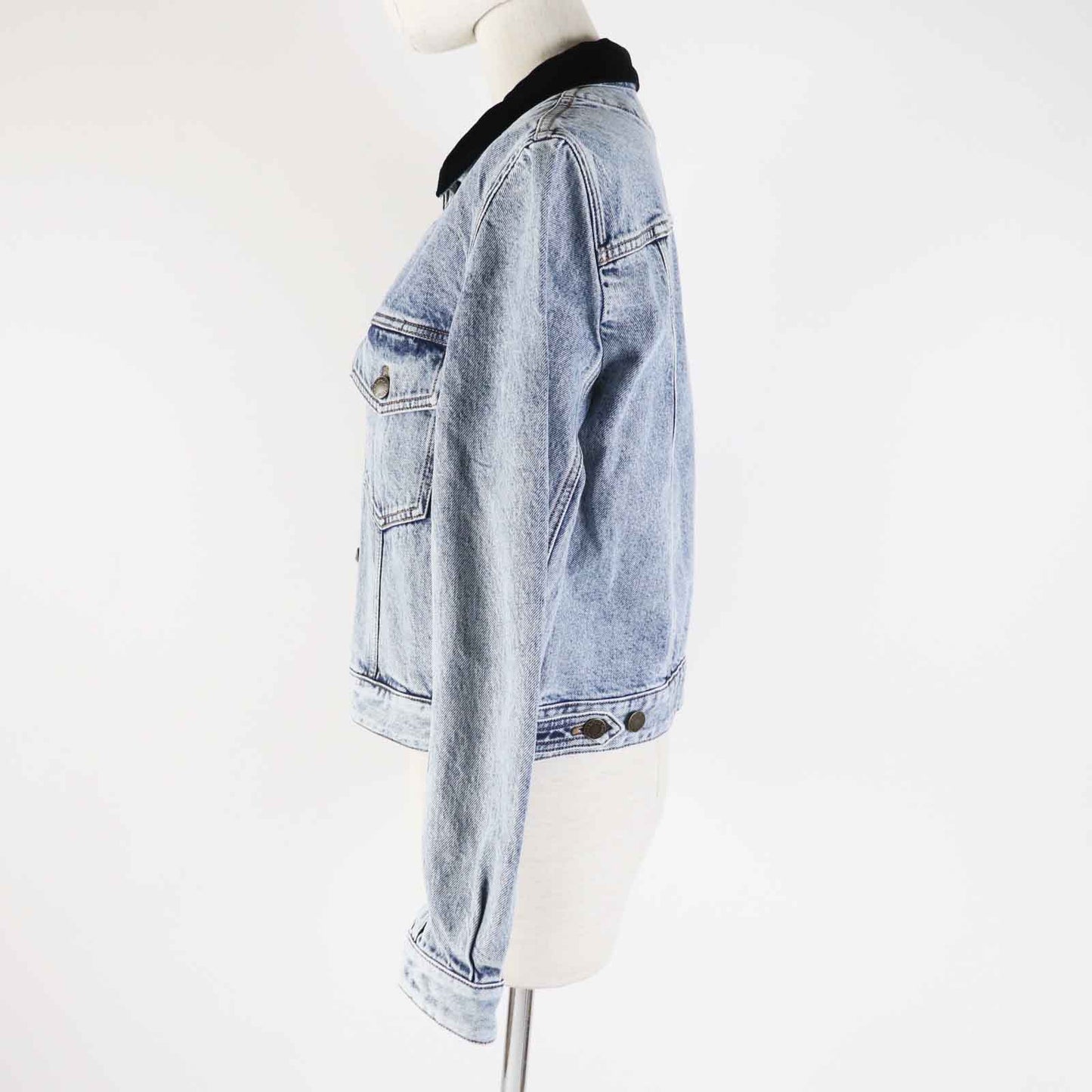LOUIS VUITTON Denim Jacket 1AFEPI Outer: 100% cotton, Lining: 65% polyester, Lining: 35% cotton blue velvet accent denim jacket Women 36