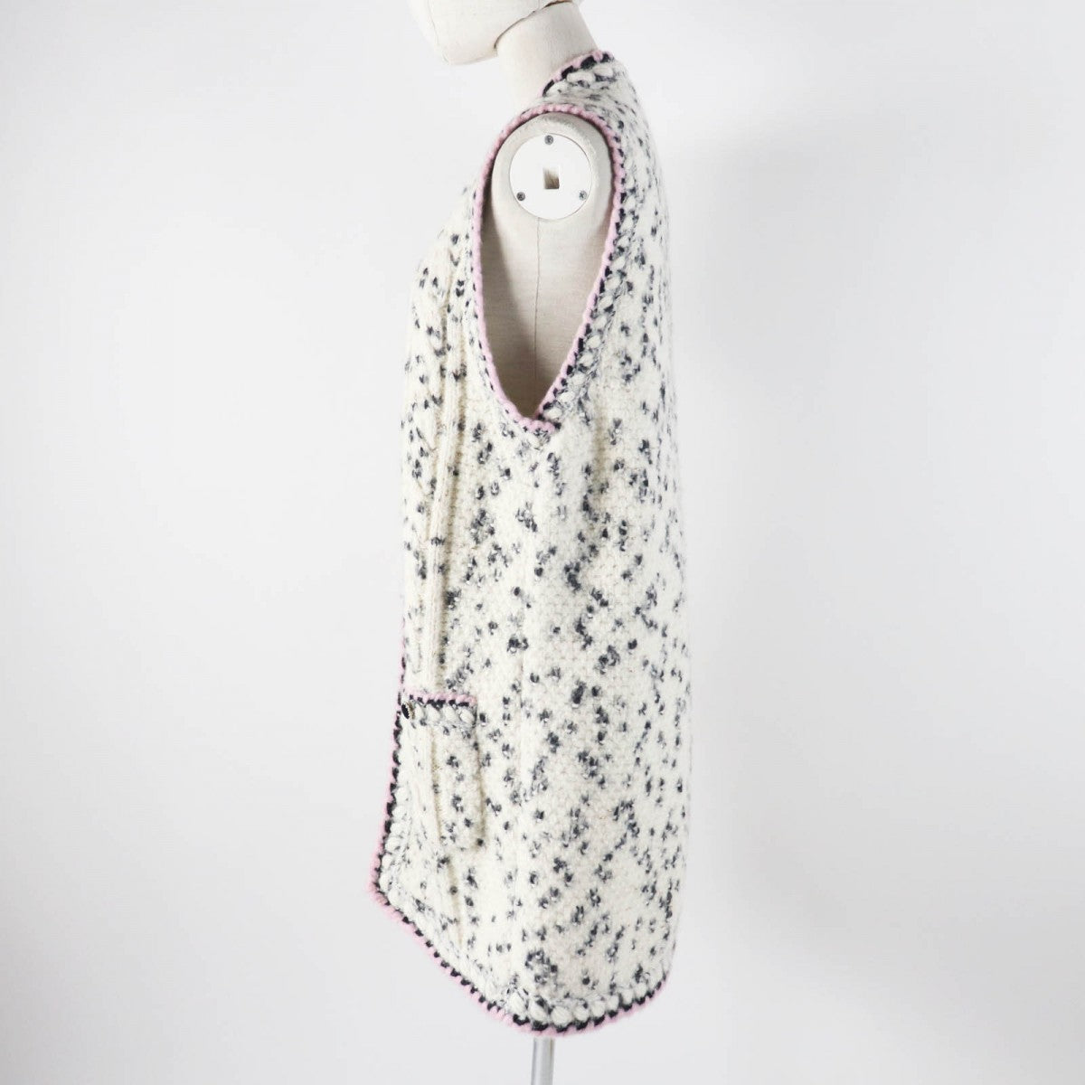 CHANEL Vest 21A P71038 Outer material: 34% cashmere, 26% wool, 16% alpaca, 10% silk, 9% nylon Ecru Black Women 36