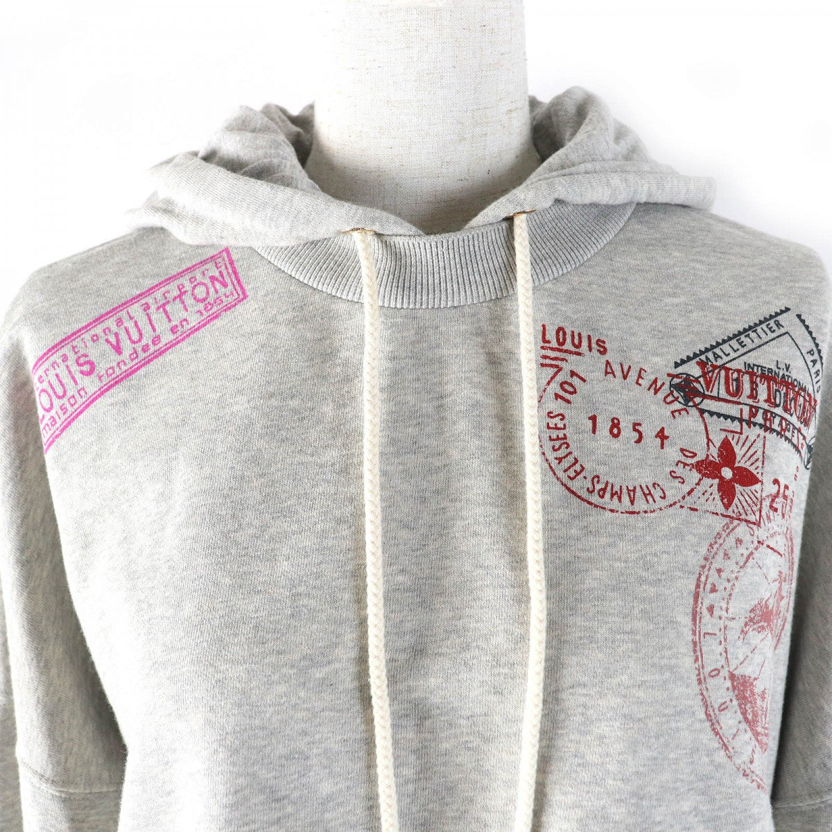 LOUIS VUITTON Hoodie 1AGDAG Outer: 100% cotton, Lining: 100% cotton, Part: 90% cotton, Part: 9% nylon, Part: 1% polyurethane pearl gray Flight mode Travel Stamp Crop Hoodie Women S