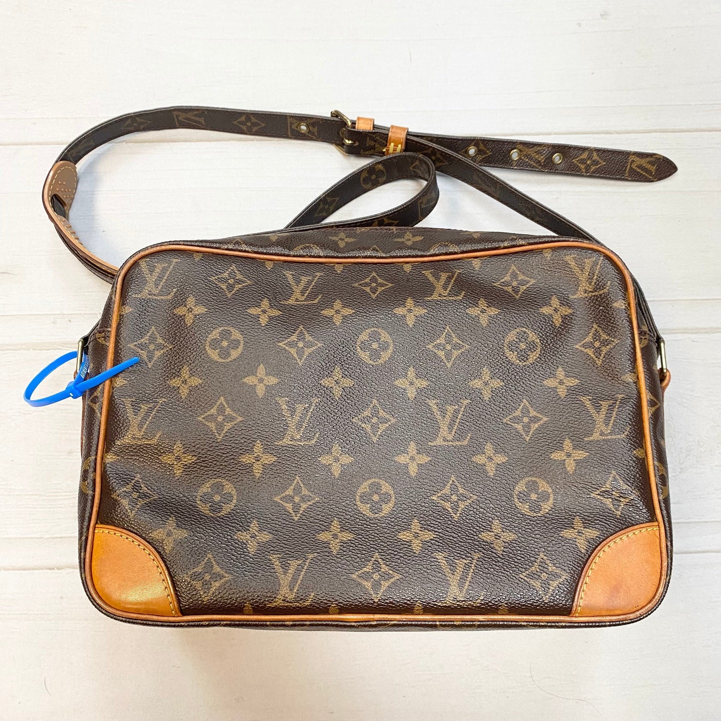 Crossbody Luxury Designer By Louis Vuitton Size: Large