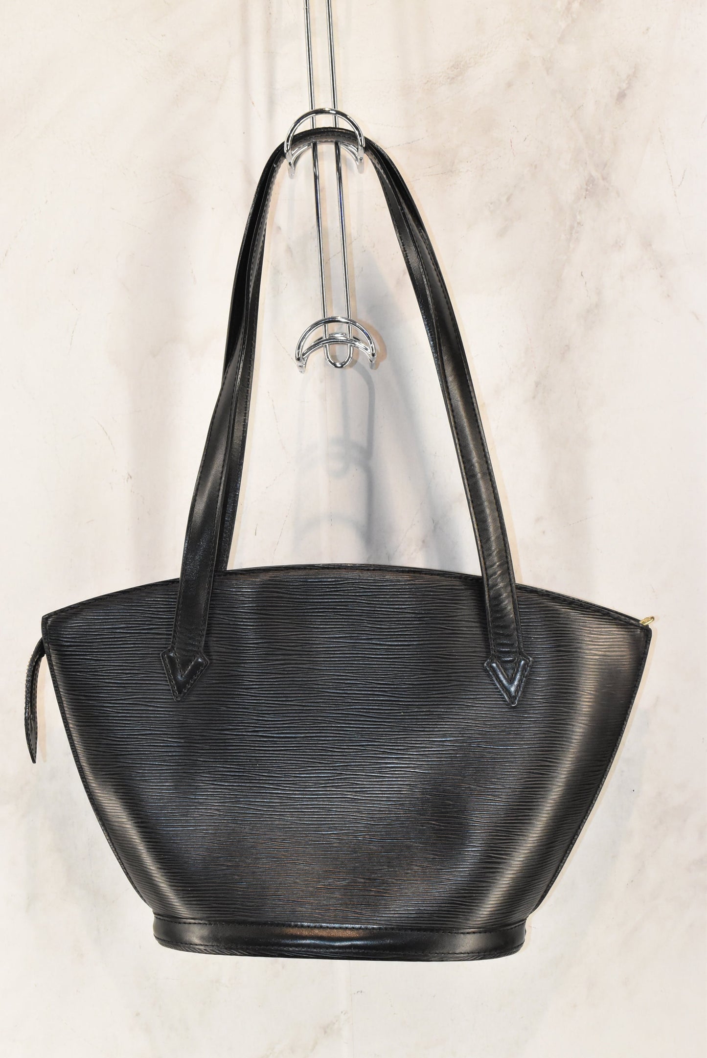 Handbag Luxury Designer By Louis Vuitton Size: Medium