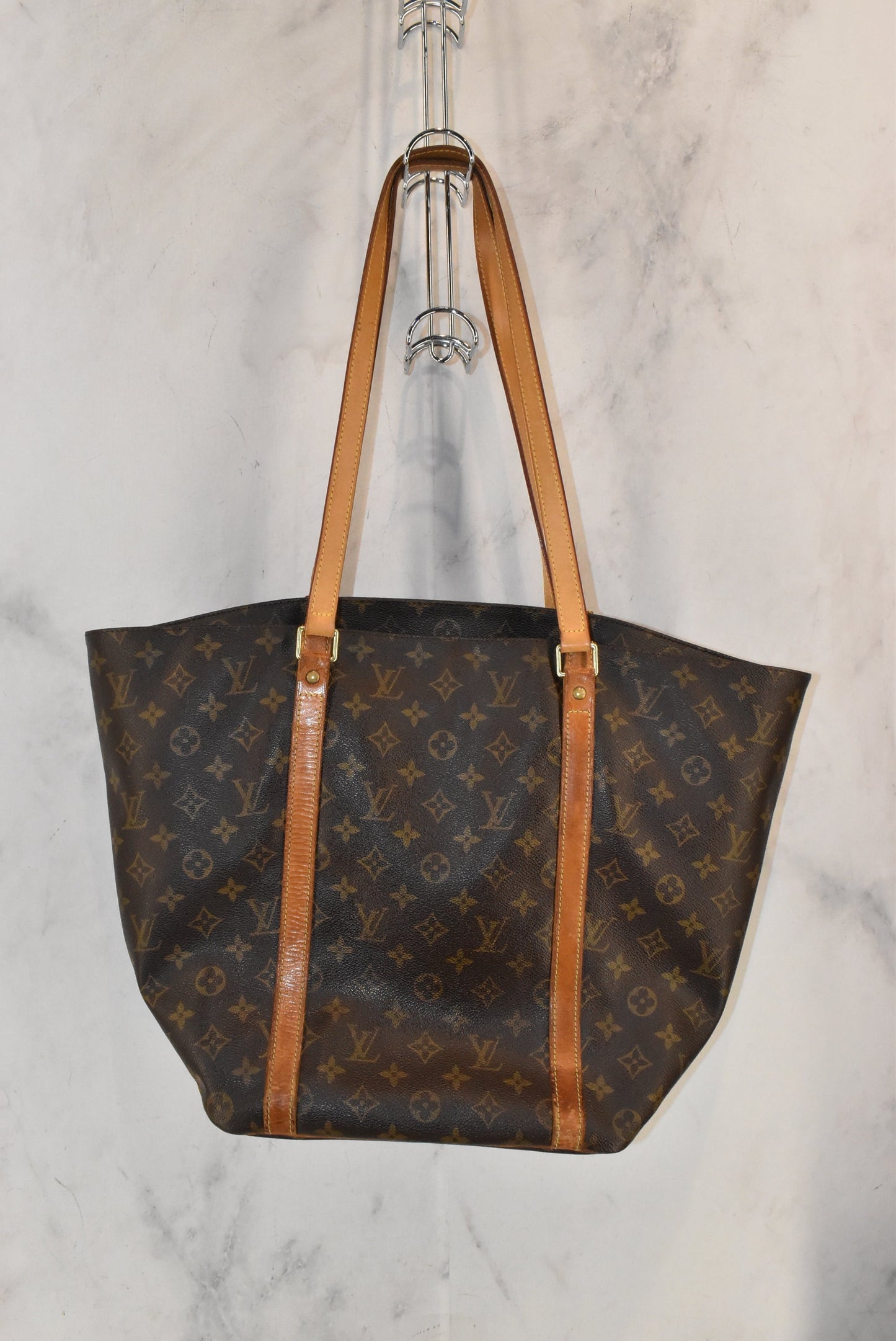 Handbag Designer By Louis Vuitton Size: Large