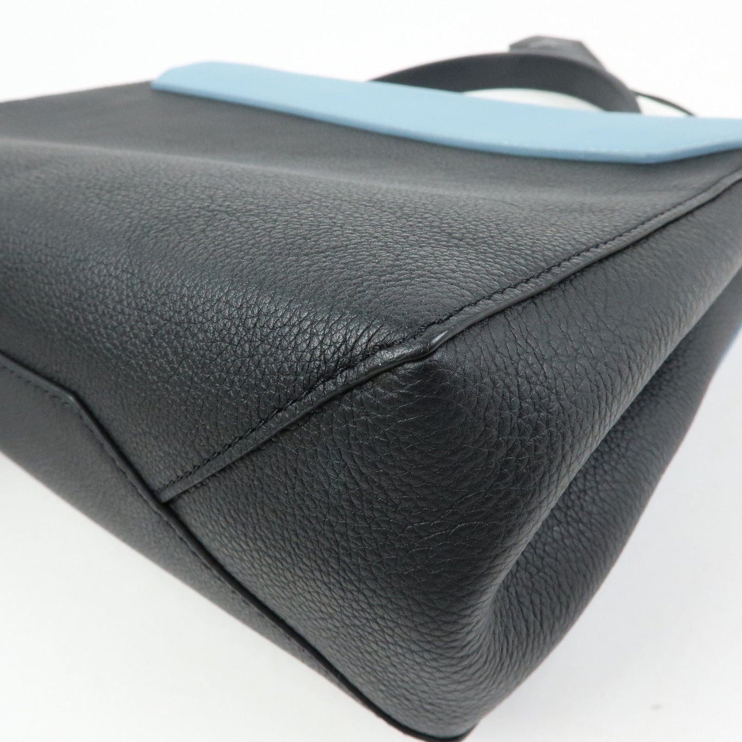 Louis Vuitton Lock Me Leather Cartable Hand Bag Blue Black M50250