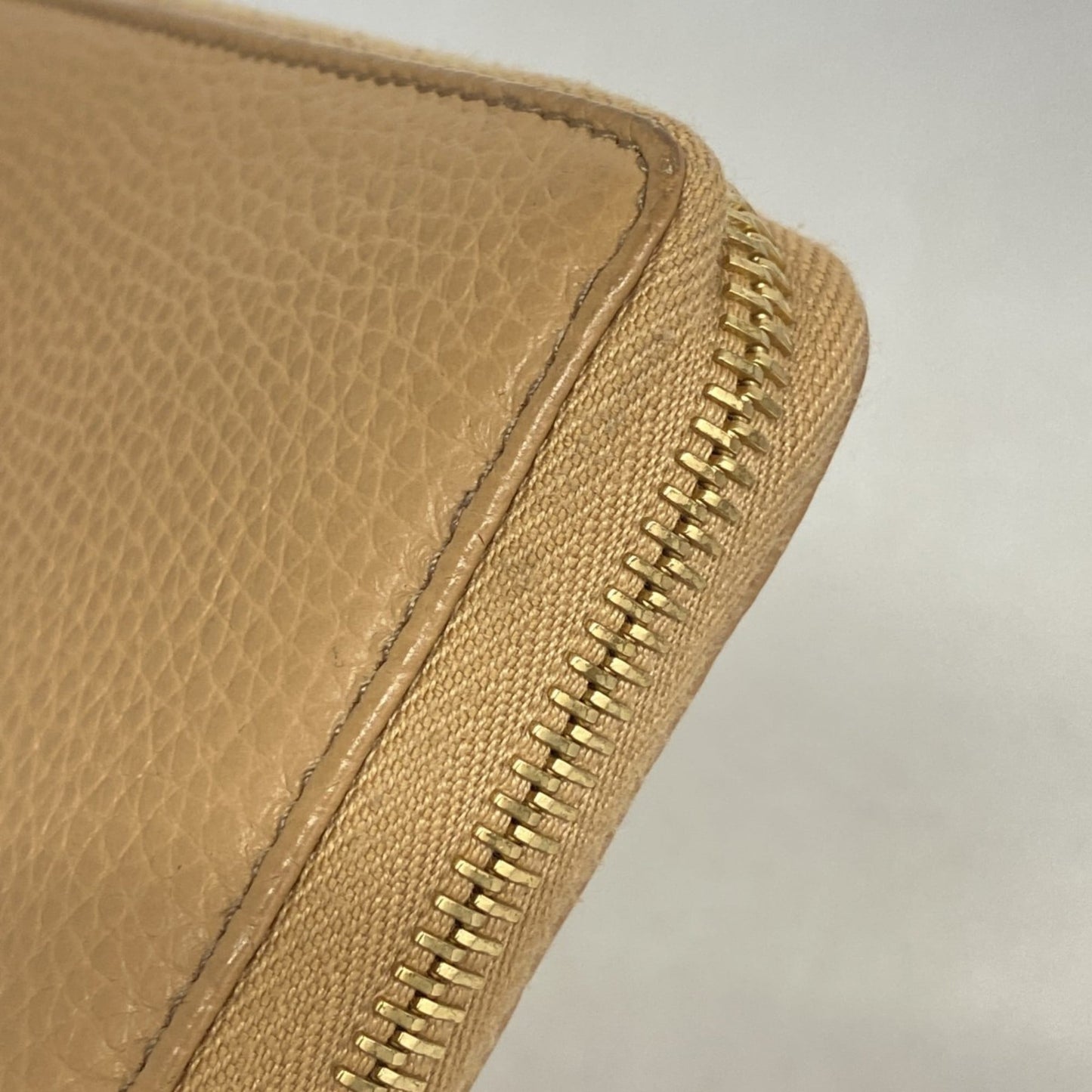Gucci Beige Leather Long Wallet (Bi-Fold) ( )