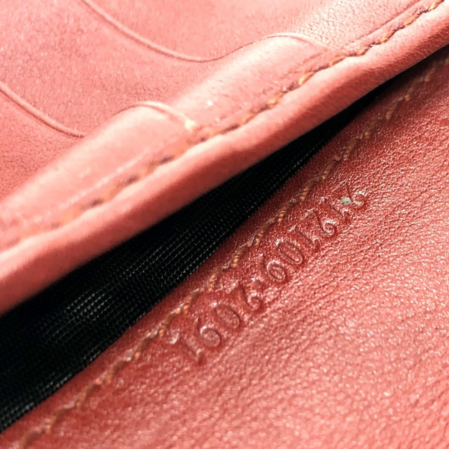 Gucci Red Color Gg Leather Long Wallet (Bi-Fold) ( )