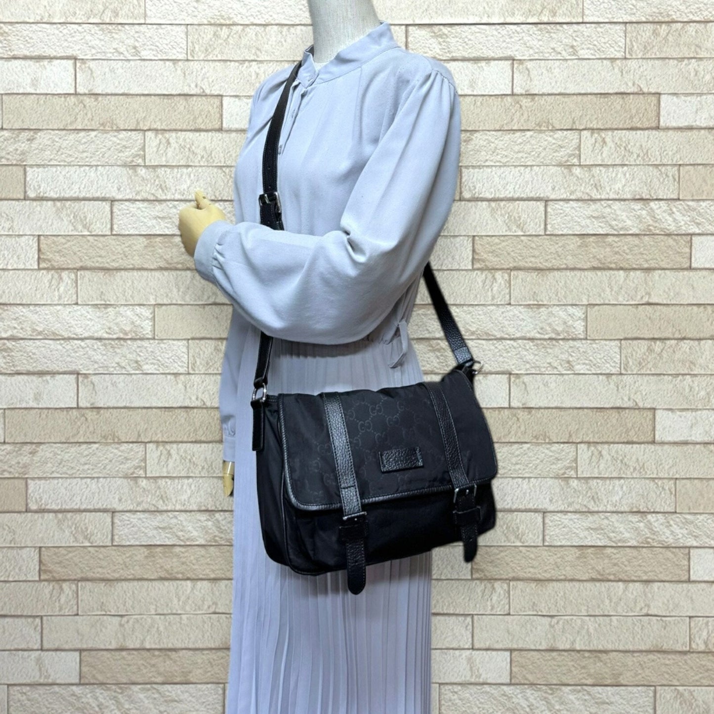 Gucci Black Nylon Leather Messenger Bag Shoulder Bag ( )