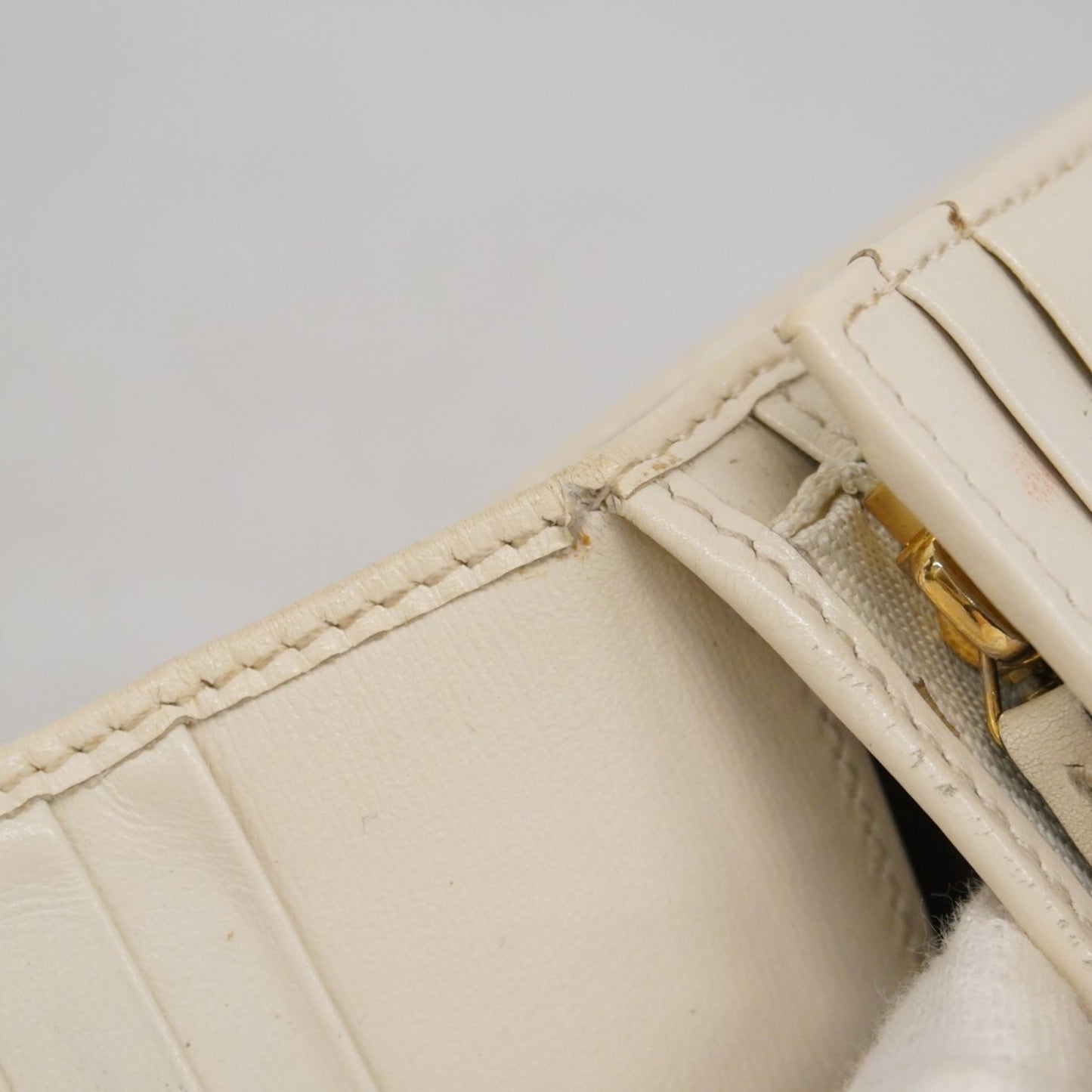 Gucci White Leather Wallet (Bi-Fold) ( )