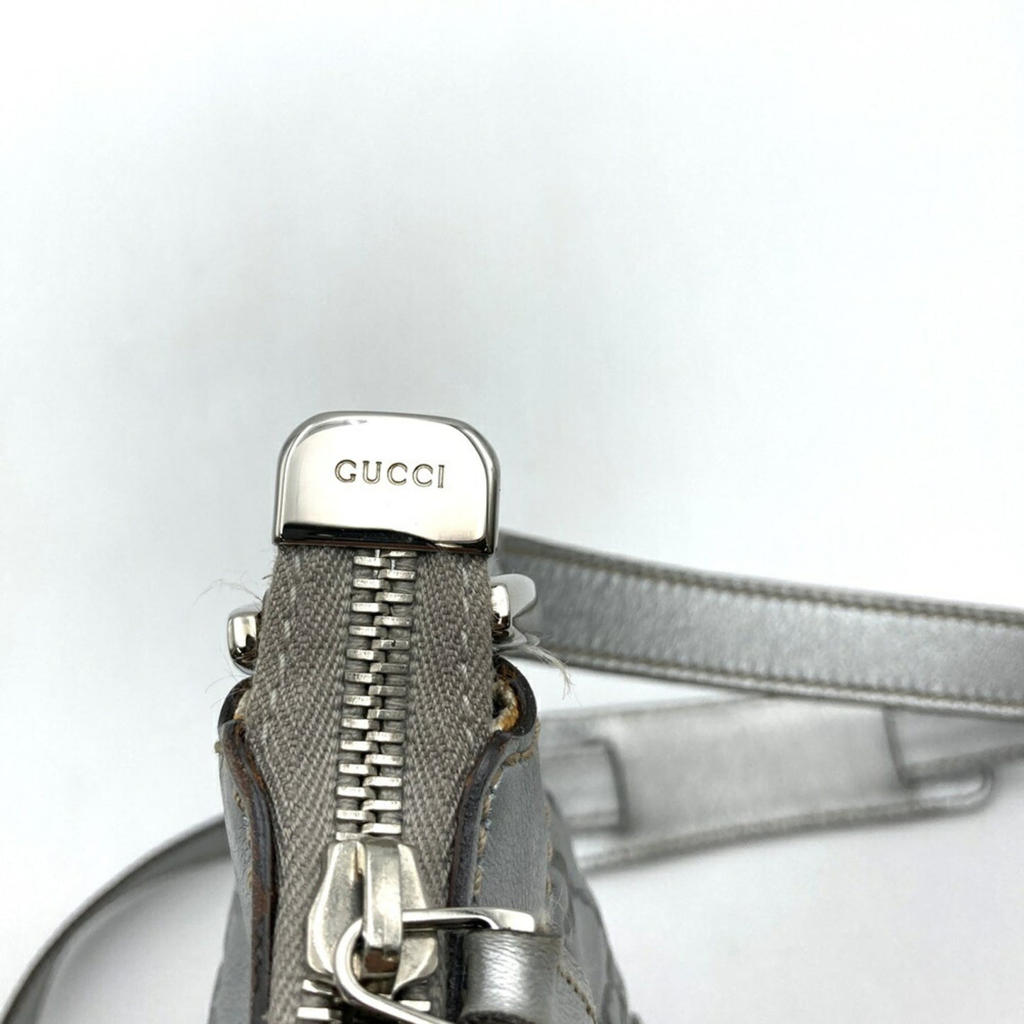 Gucci Abbey Silver Leather Shoulder Bag ( )