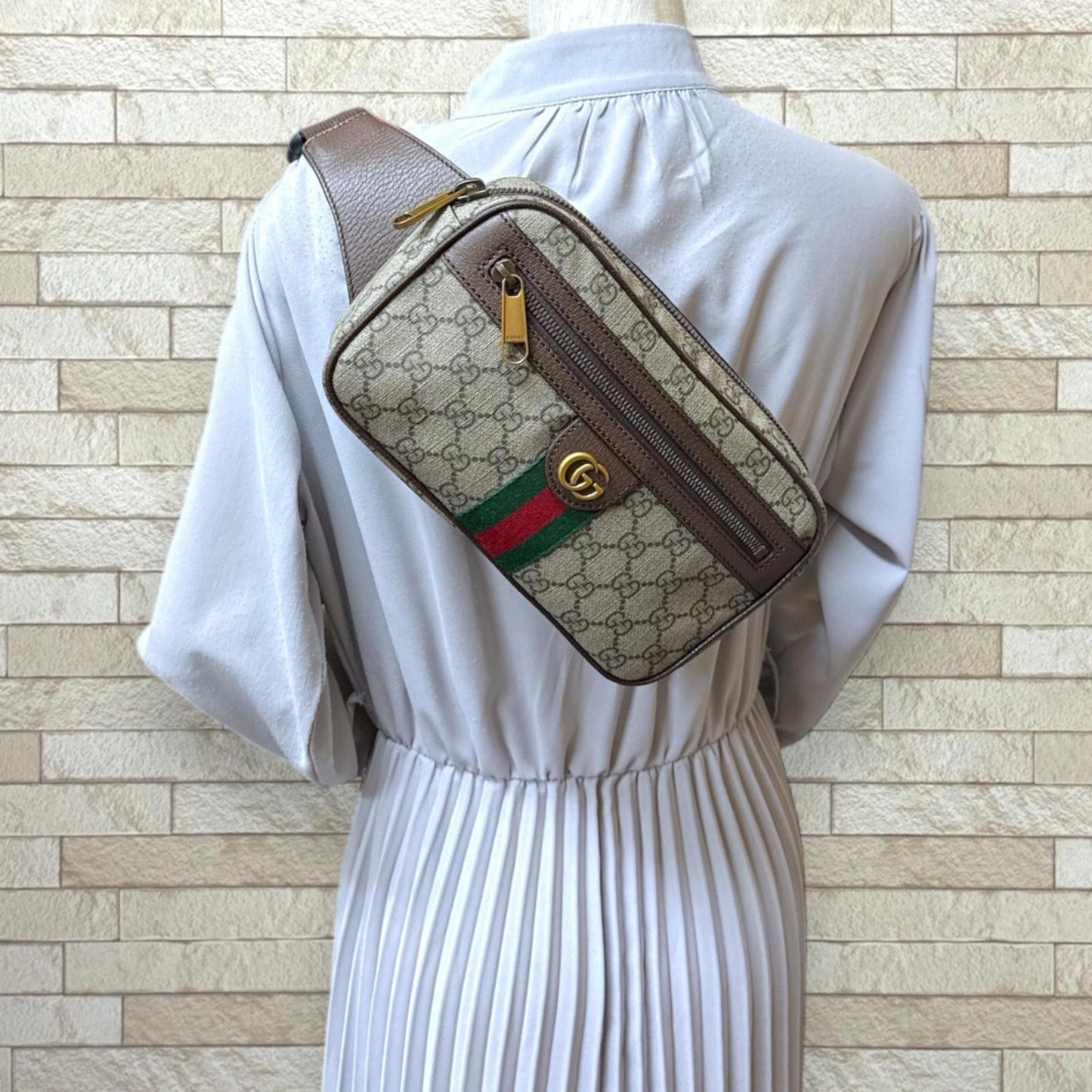 Gucci Beige Gg Supreme Sling Bag ( )