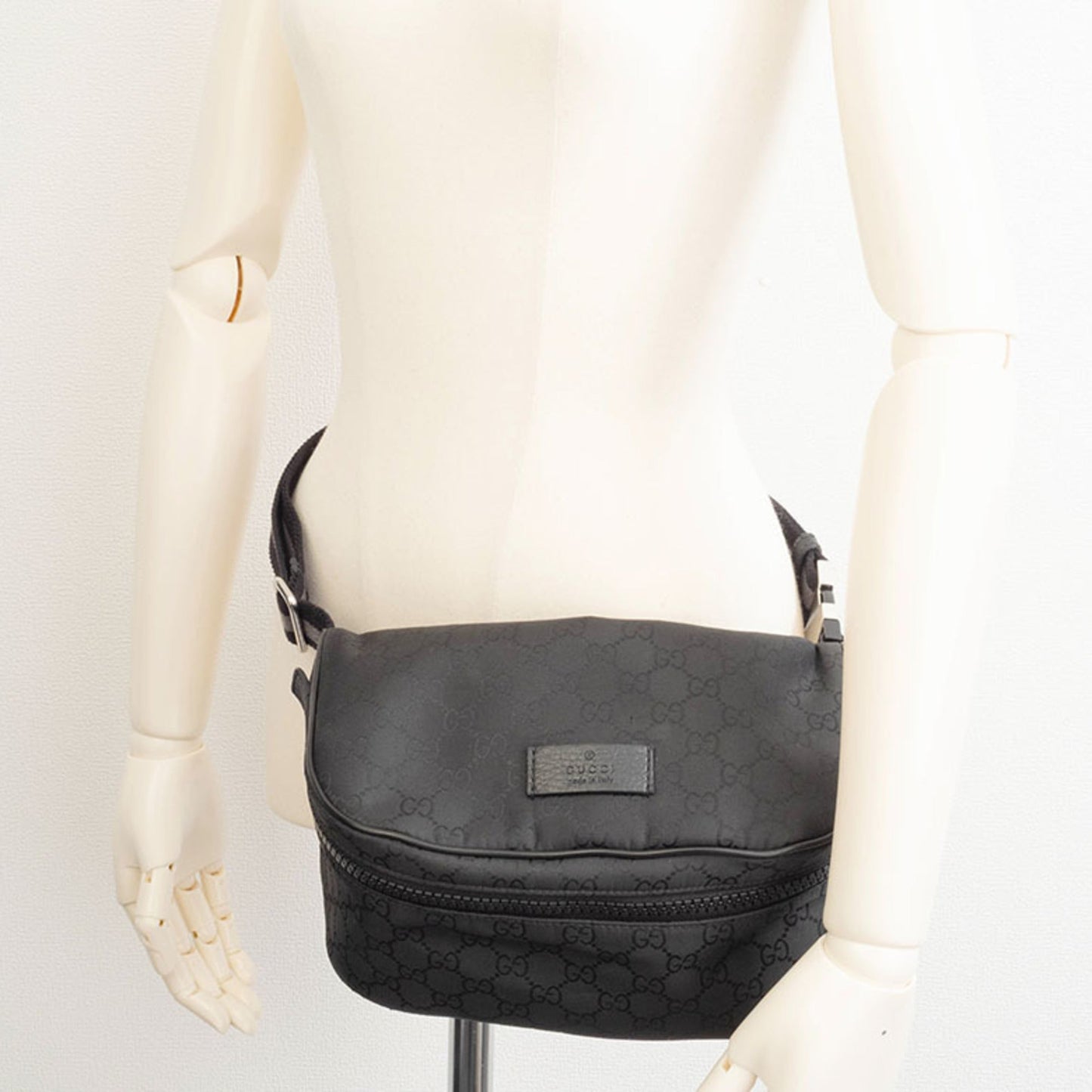 Gucci Black Nylon Pochette Shoulder Bag Sling Bag ( )