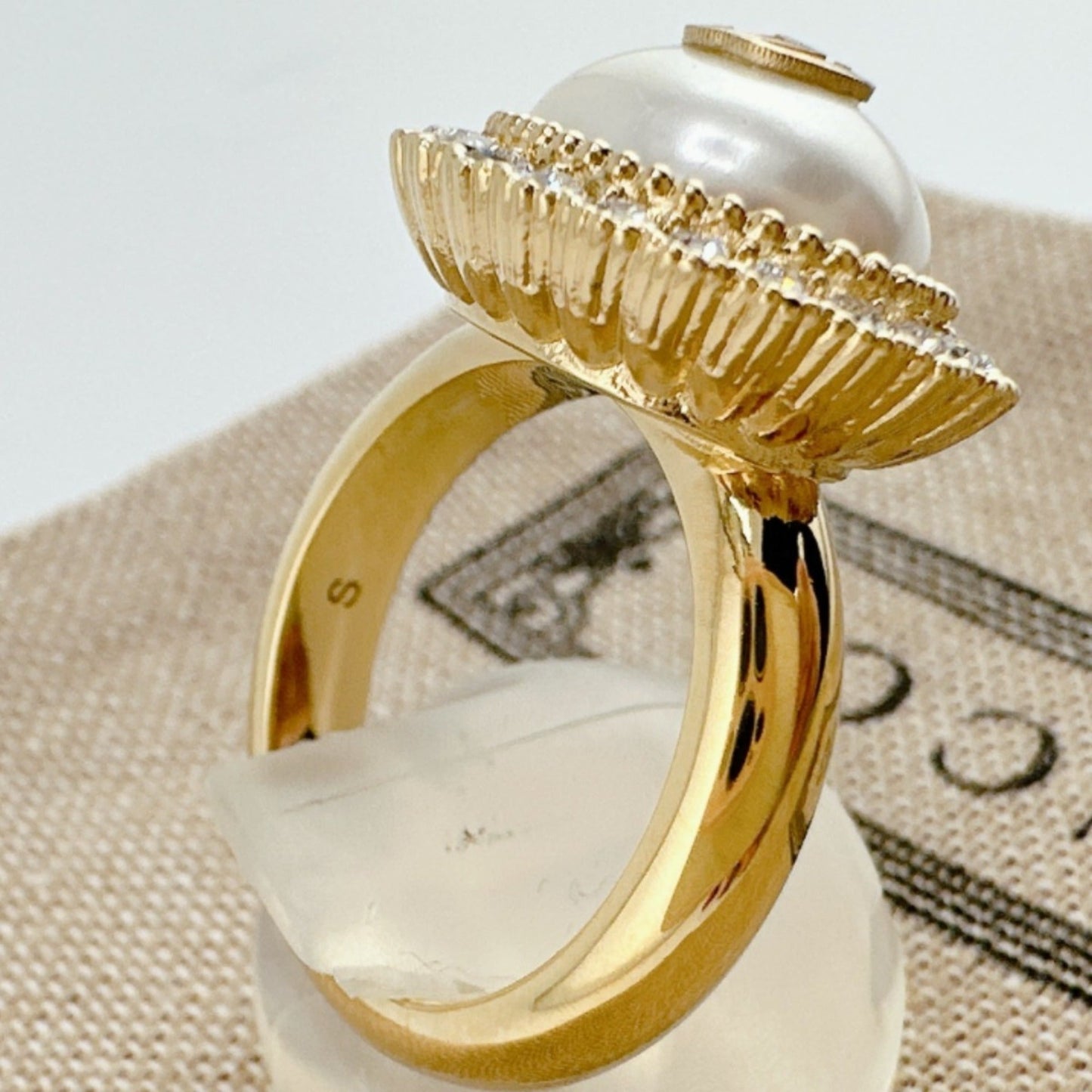 Gucci Gold Metal Band Ring ( )