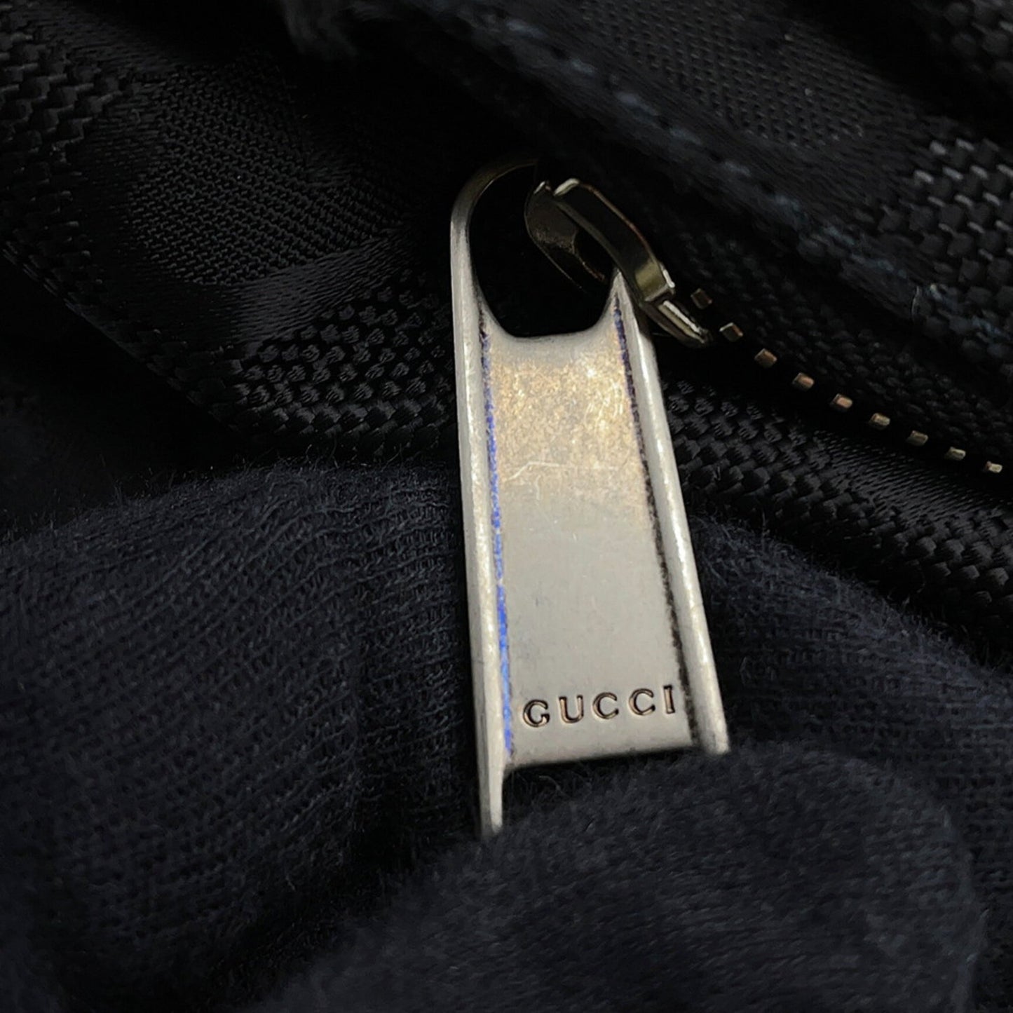 Gucci Black Nylon Sling Bag ( )
