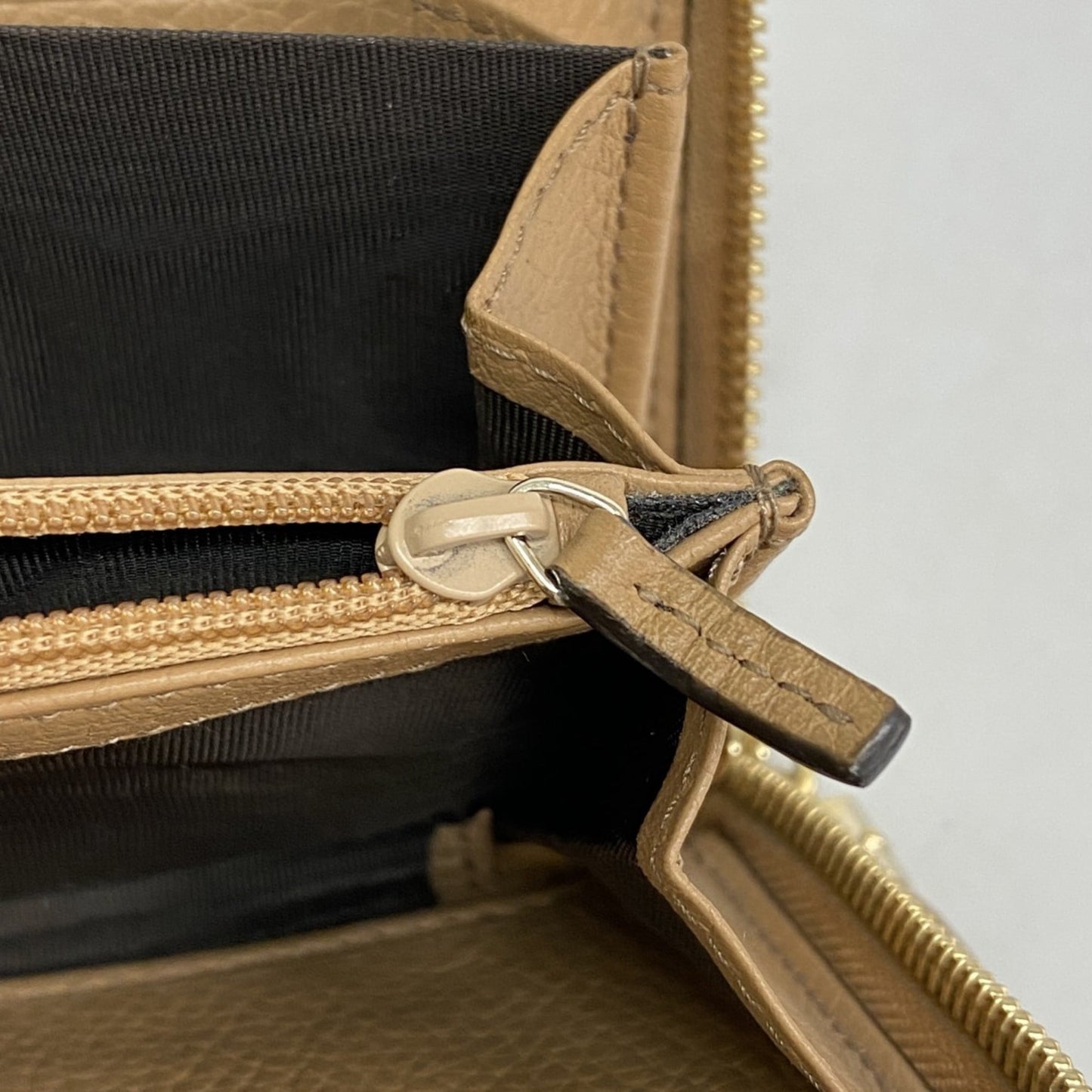 Gucci Beige Leather Long Wallet (Bi-Fold) ( )