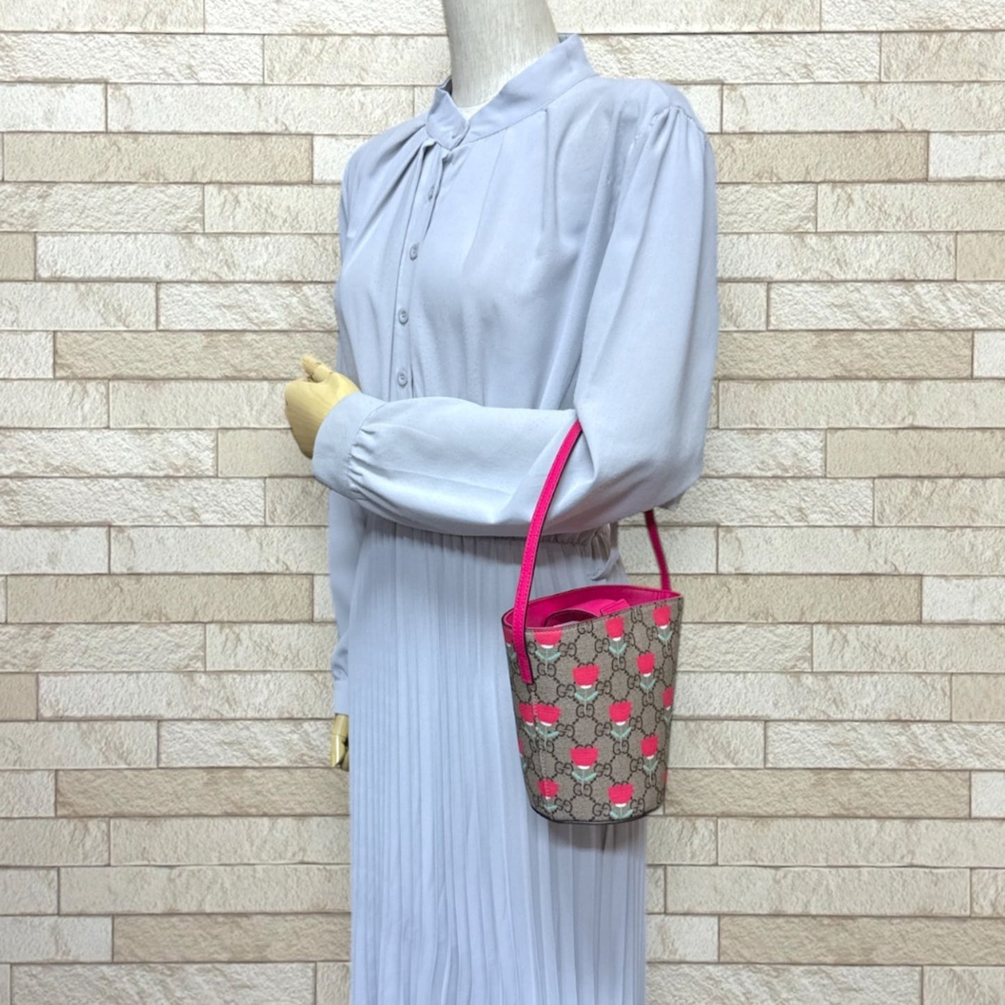 Gucci Beige Pink Gg Supreme Canvas Handbag ( )