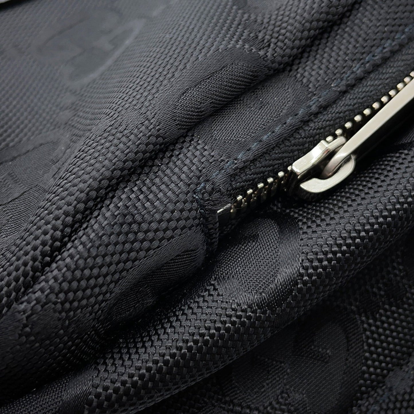 Gucci Black Nylon Sling Bag ( )