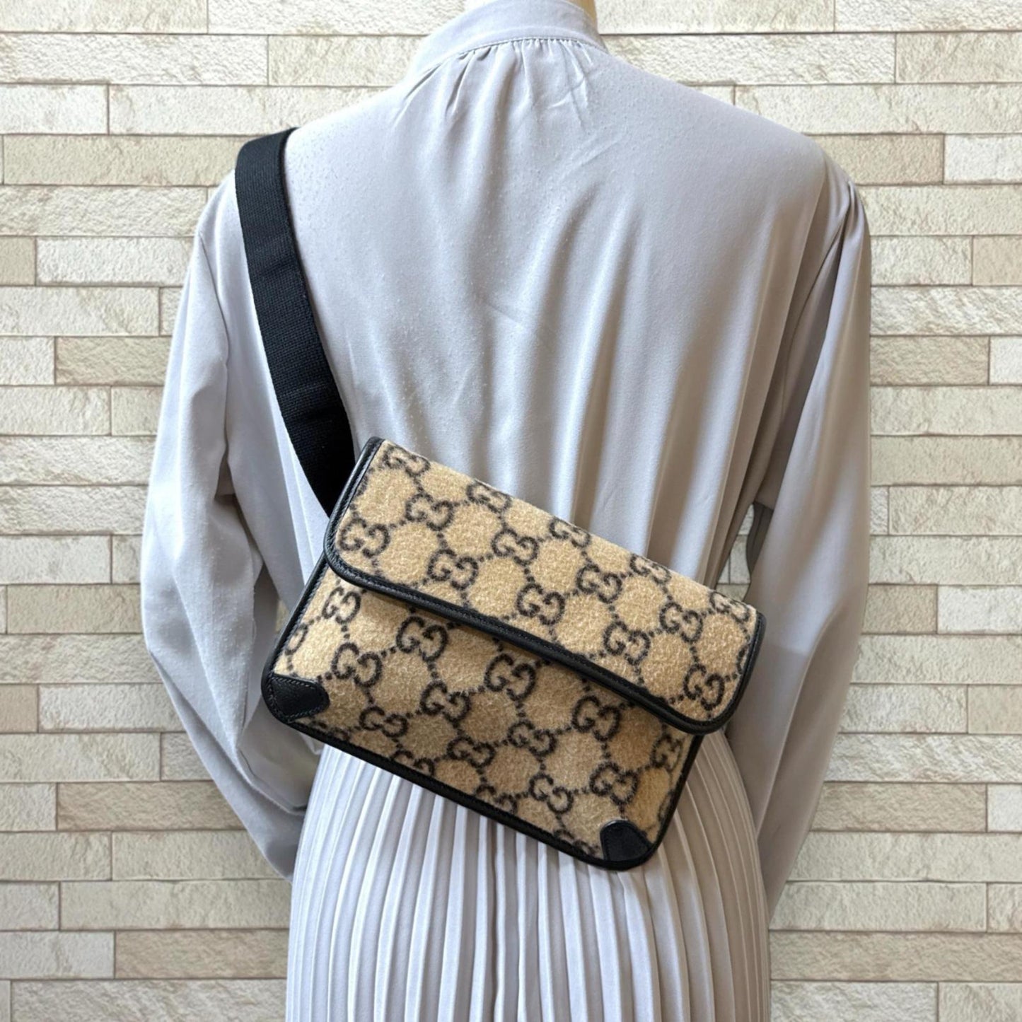 Gucci Beige Black Wool Leather Sling Bag ( )