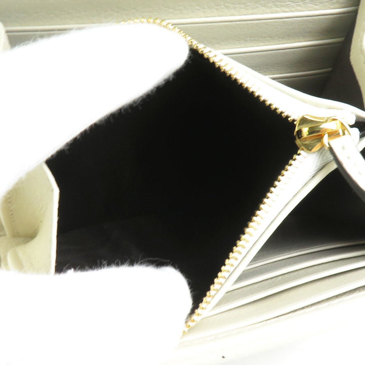 Gucci Ivory Leather Chain/Shoulder Wallet ( )
