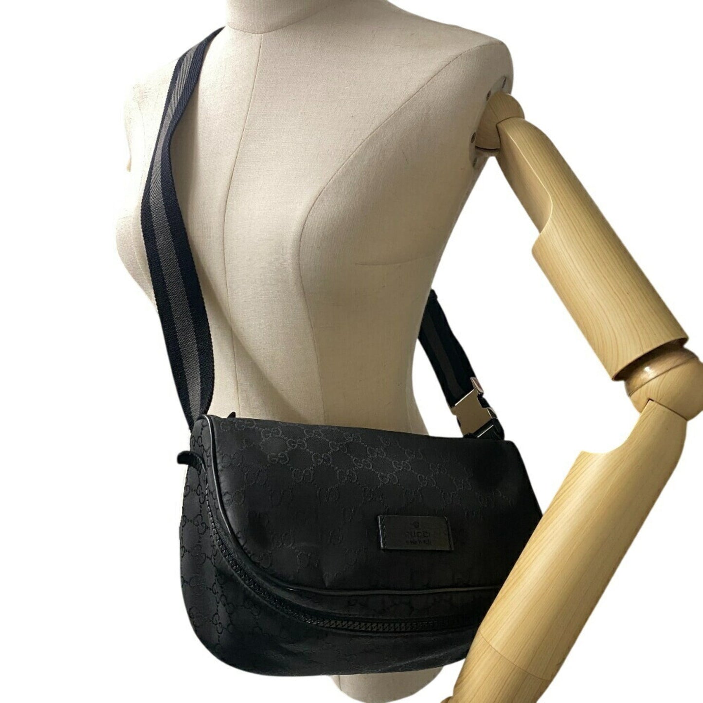 Gucci Black Nylon Leather Sling Bag ( )