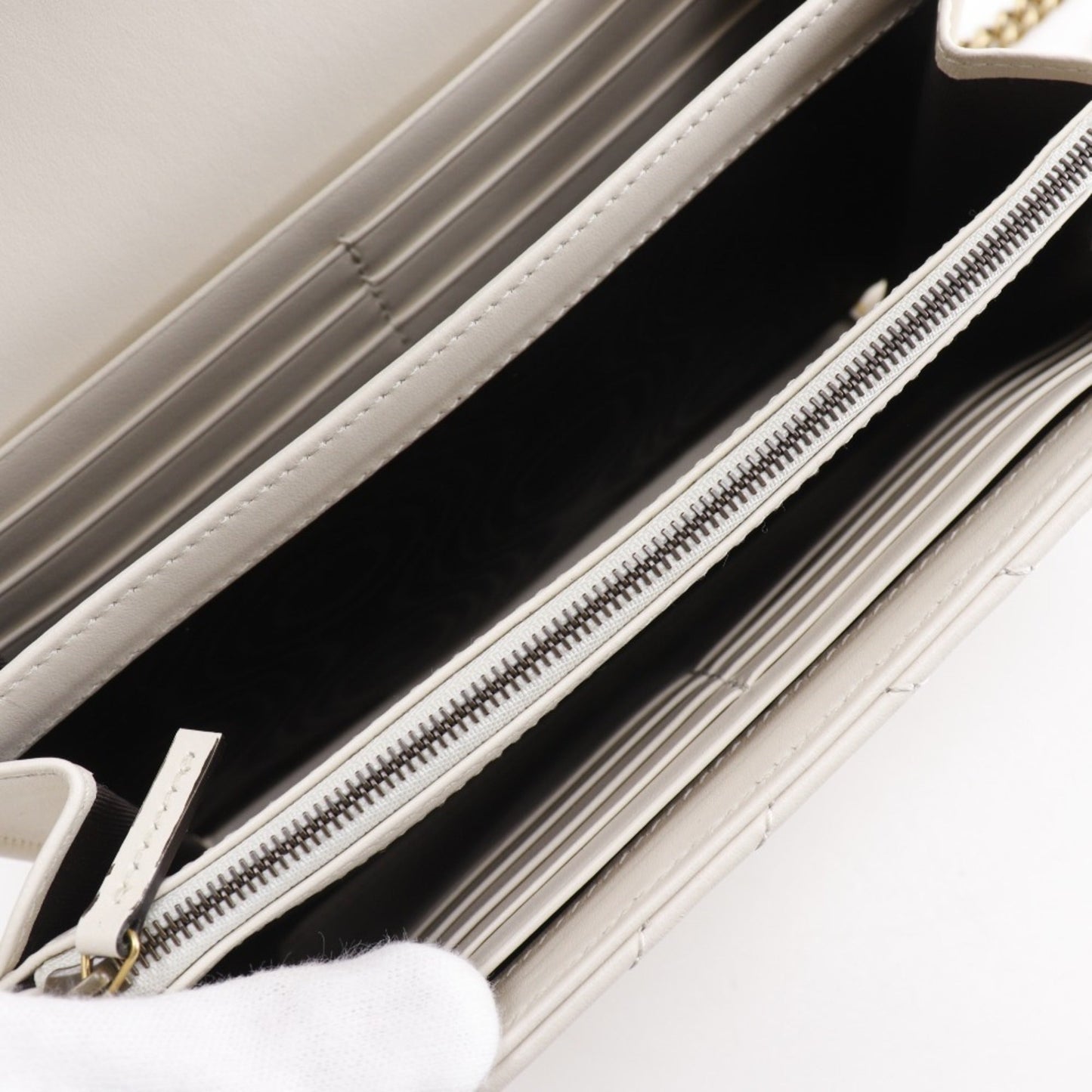 Gucci White Leather Chain/Shoulder Wallet ( )