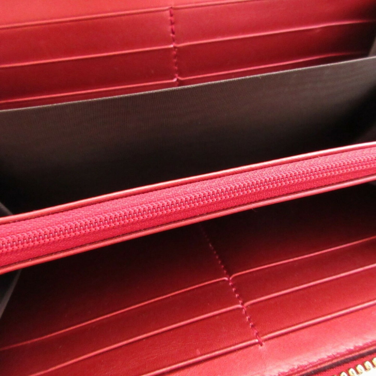 Gucci Red Color Leather Long Wallet (Bi-Fold) ( )
