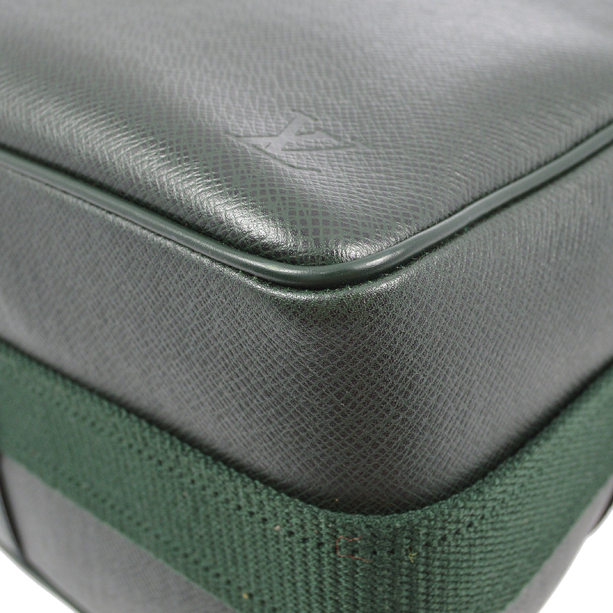 Louis Vuitton 1997 Green Taiga Reporter PM Shoulder Bag M30154