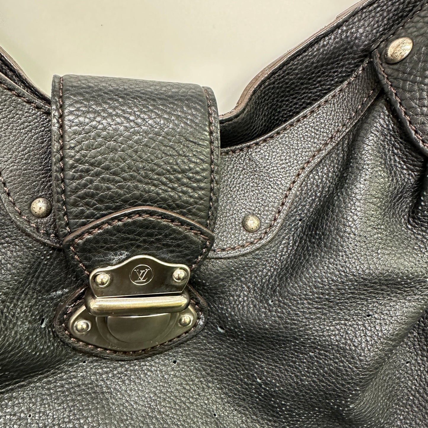 Louis Vuitton Leather Handbag LB121164