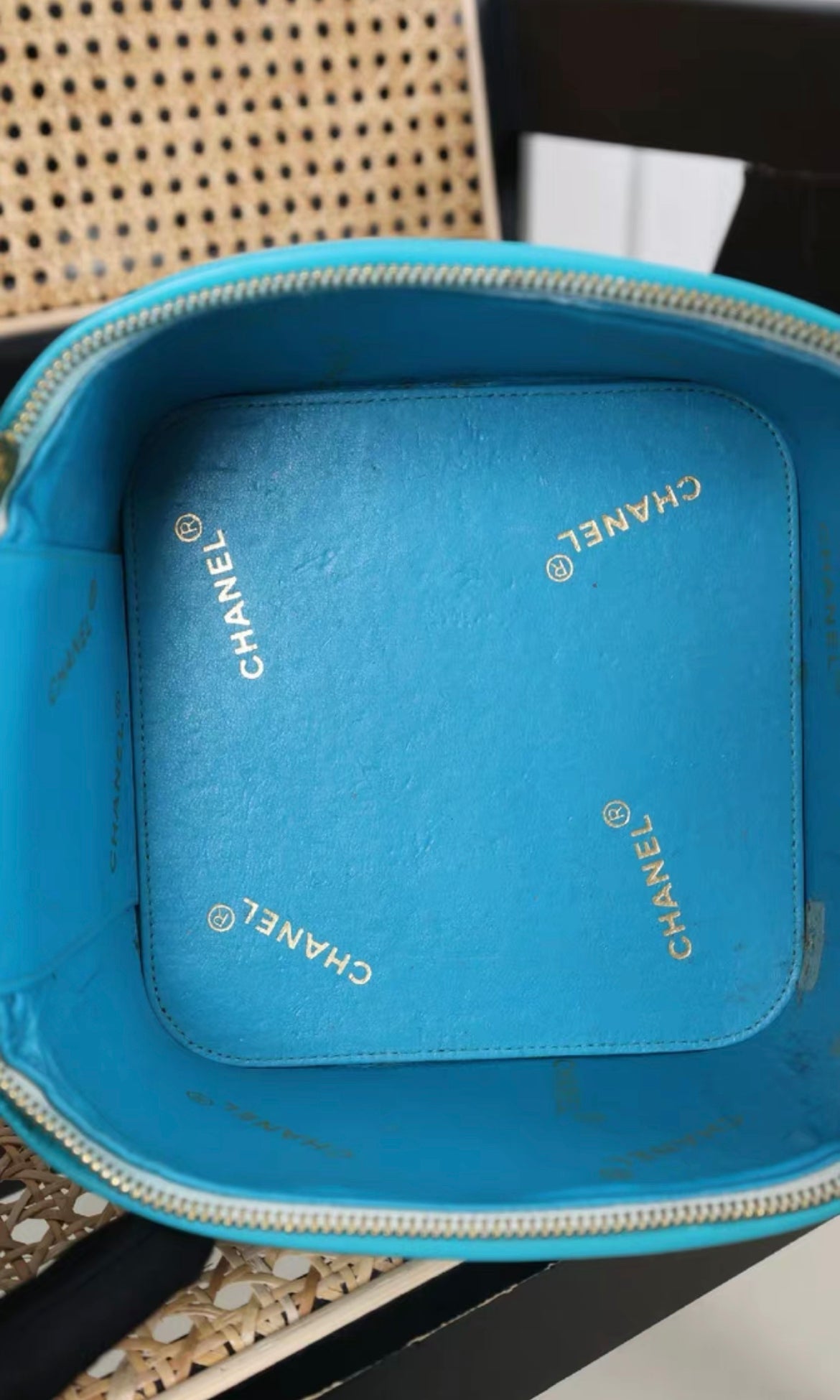 CHANEL 1995  "BARBIE" BLUE PATENT HEART-MIRROR VANITY CASE BAG